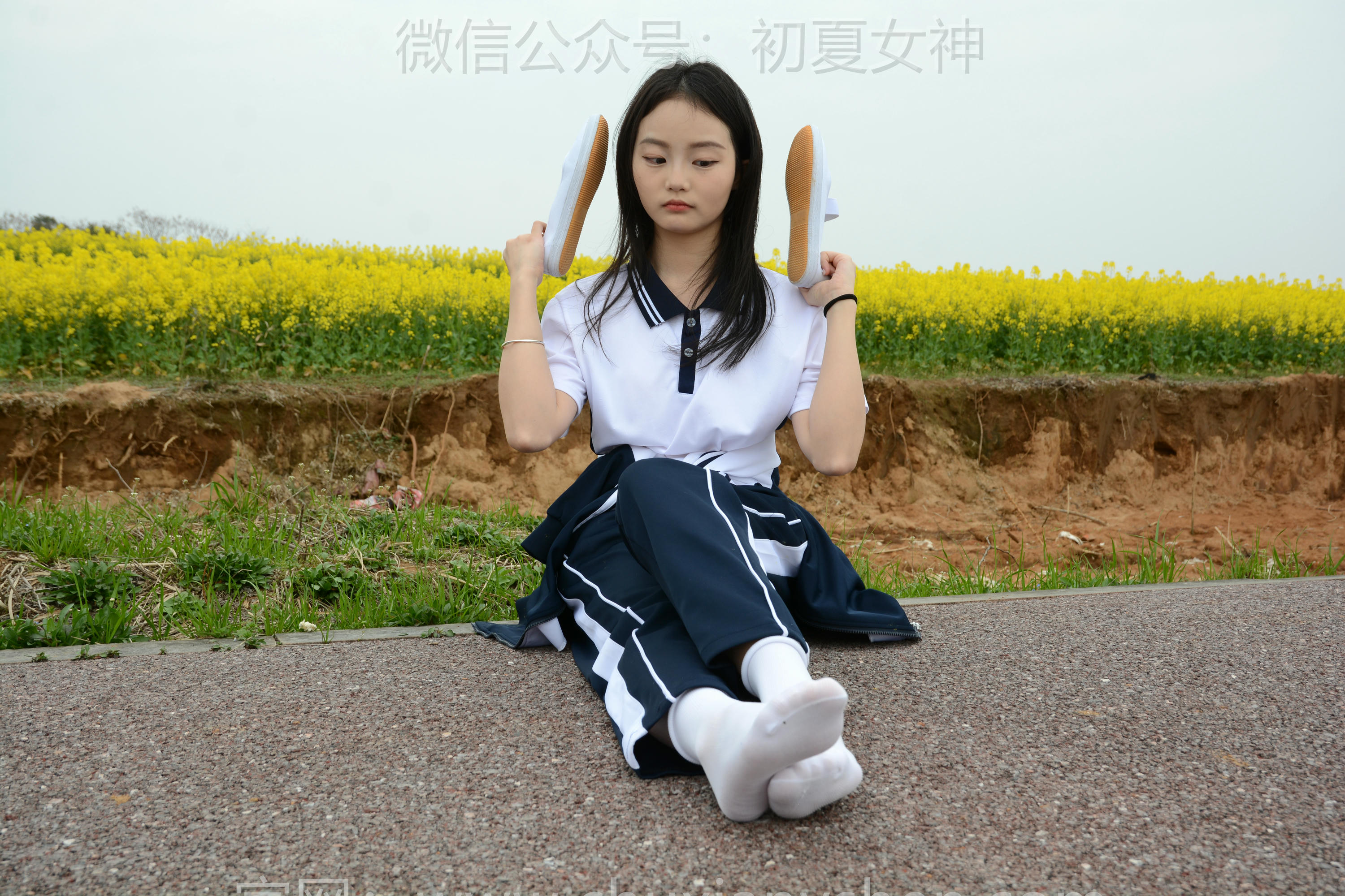 初夏女神 NO.156 双双 油菜花地 [100P1V-3.35GB]_第5集