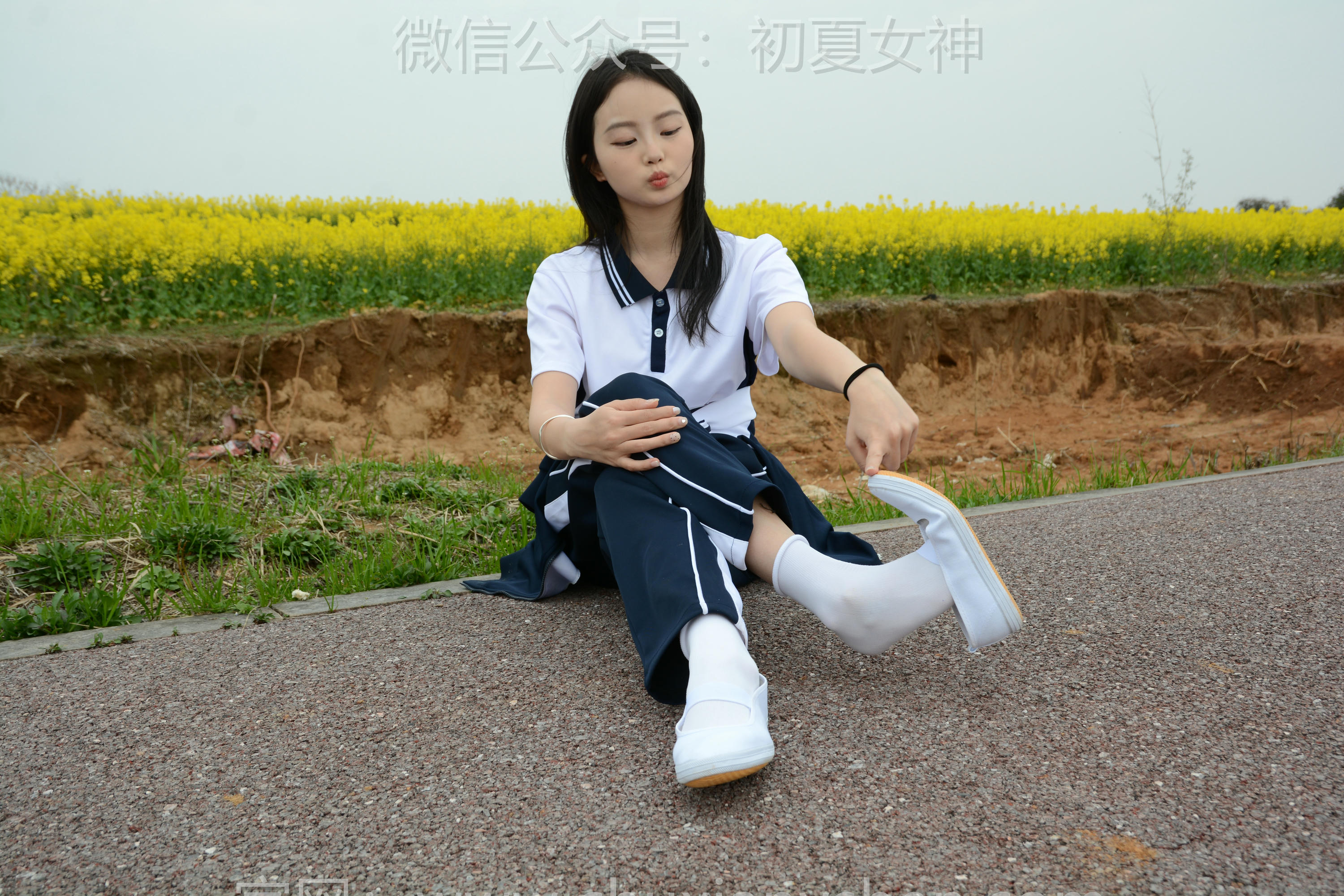 初夏女神 NO.156 双双 油菜花地 [100P1V-3.35GB]_第5集