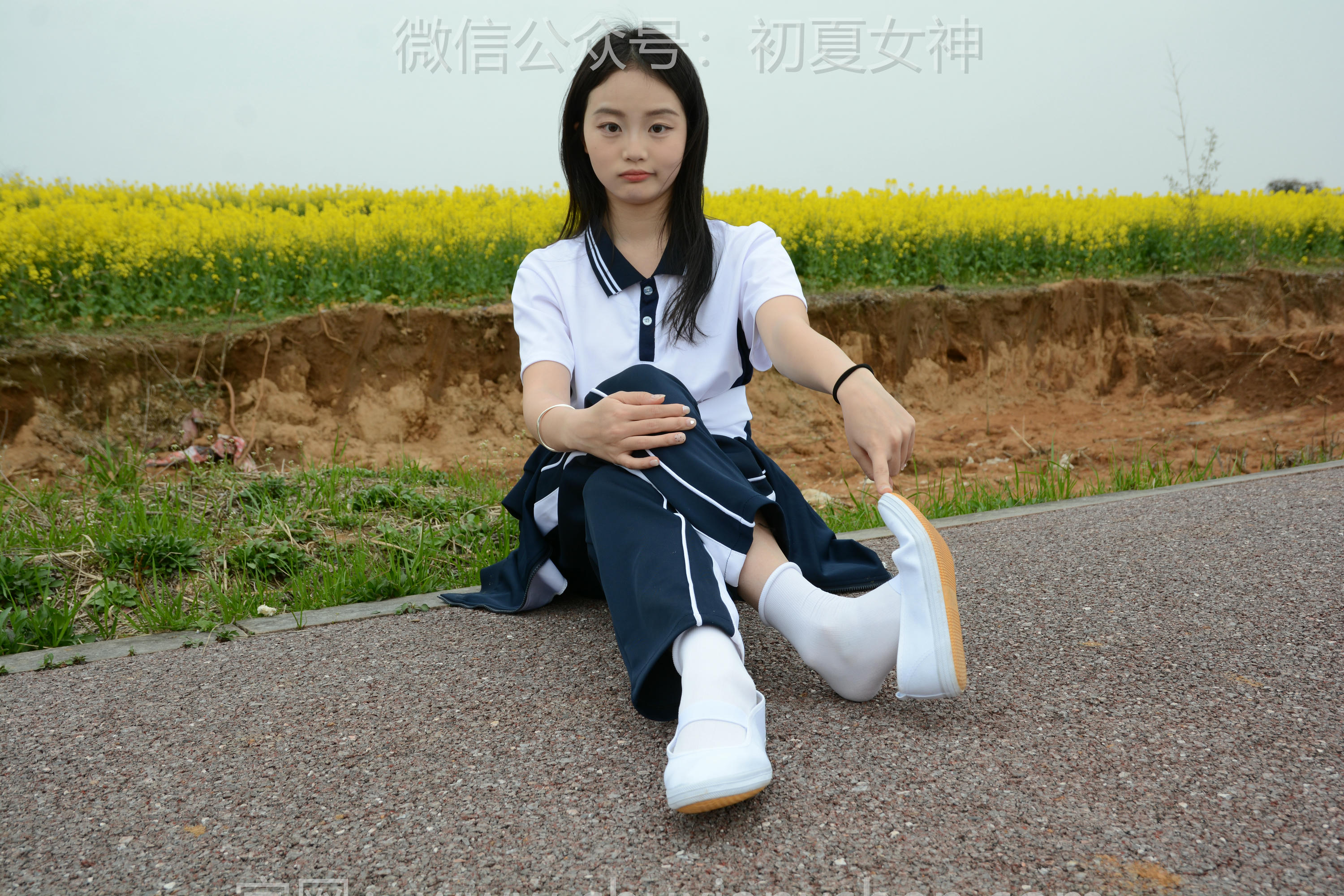 初夏女神 NO.156 双双 油菜花地 [100P1V-3.35GB]_第5集