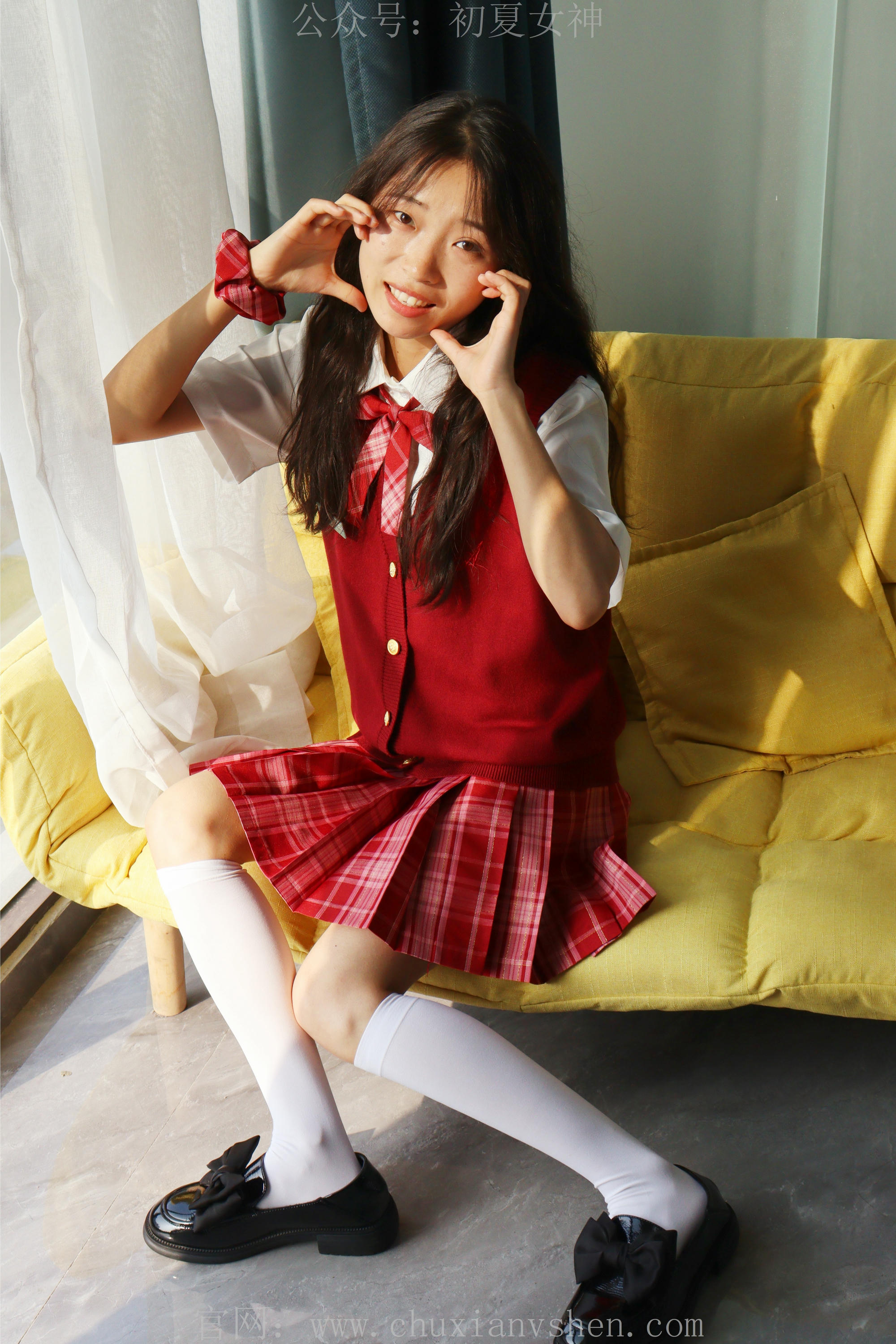 初夏女神 NO.229 蓝莓~S码大红色JK套搭小黑皮鞋 [100P1V 6.11 GB]_第1集