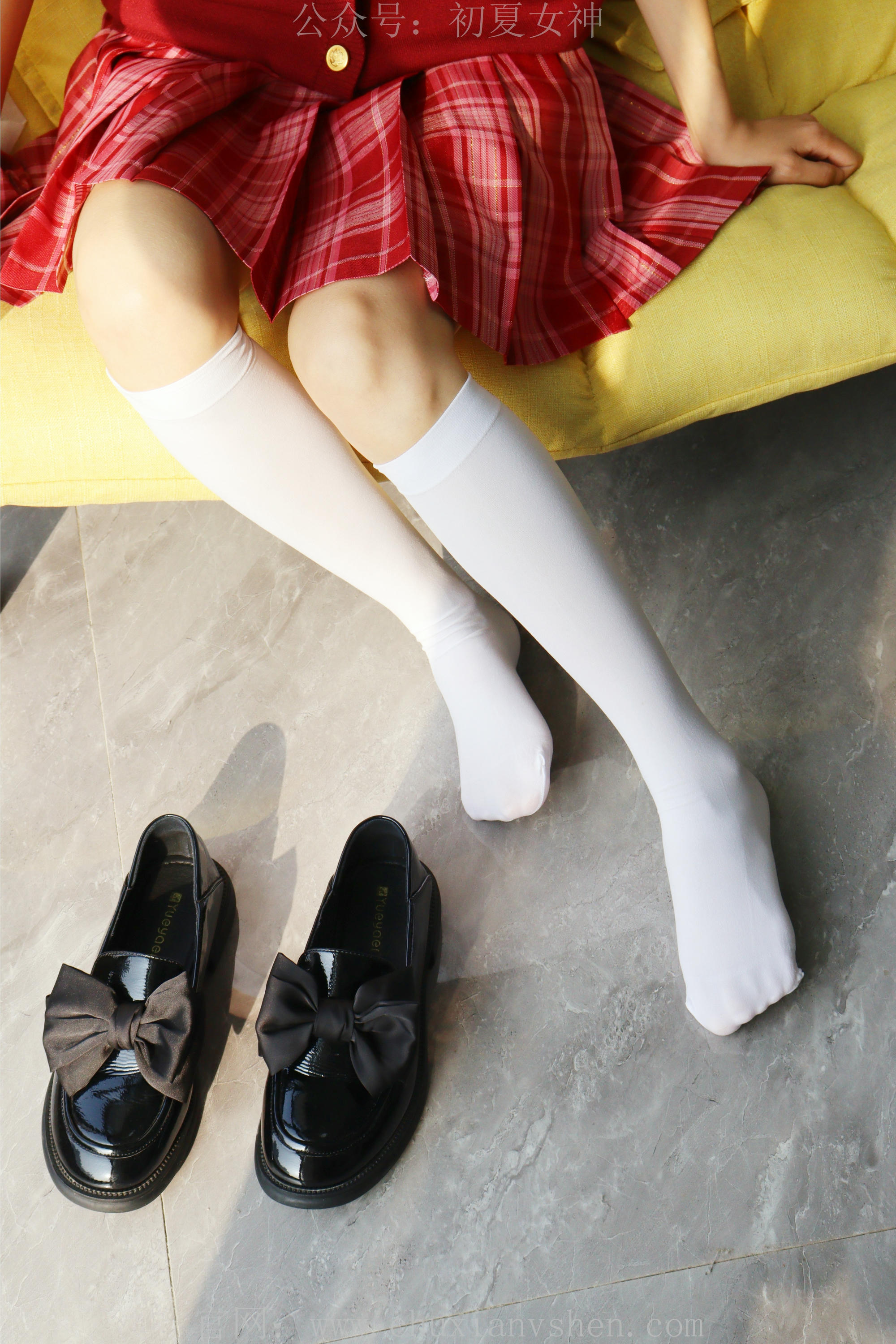 初夏女神 NO.229 蓝莓~S码大红色JK套搭小黑皮鞋 [100P1V 6.11 GB]_第1集