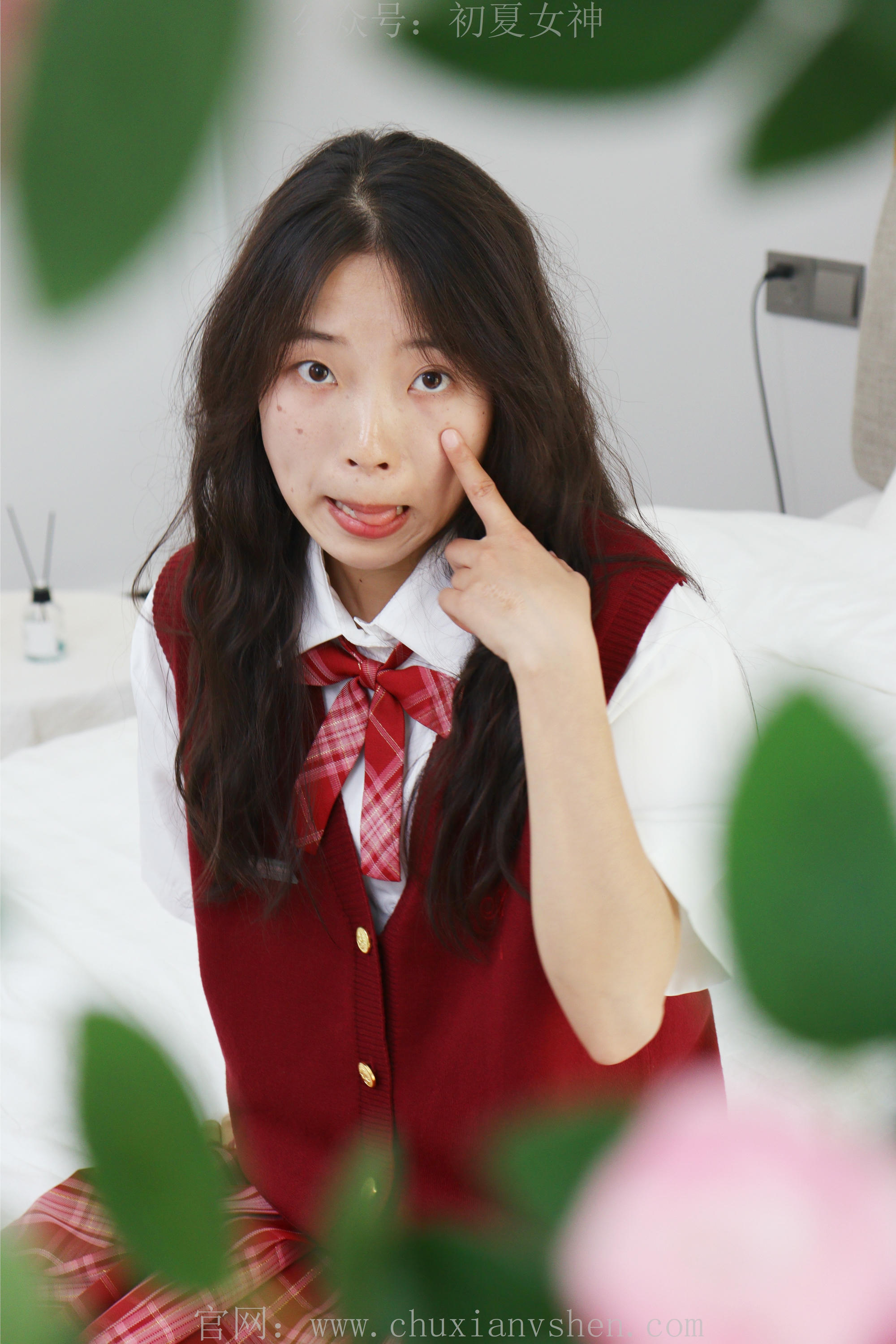 初夏女神 NO.229 蓝莓~S码大红色JK套搭小黑皮鞋 [100P1V 6.11 GB]_第3集