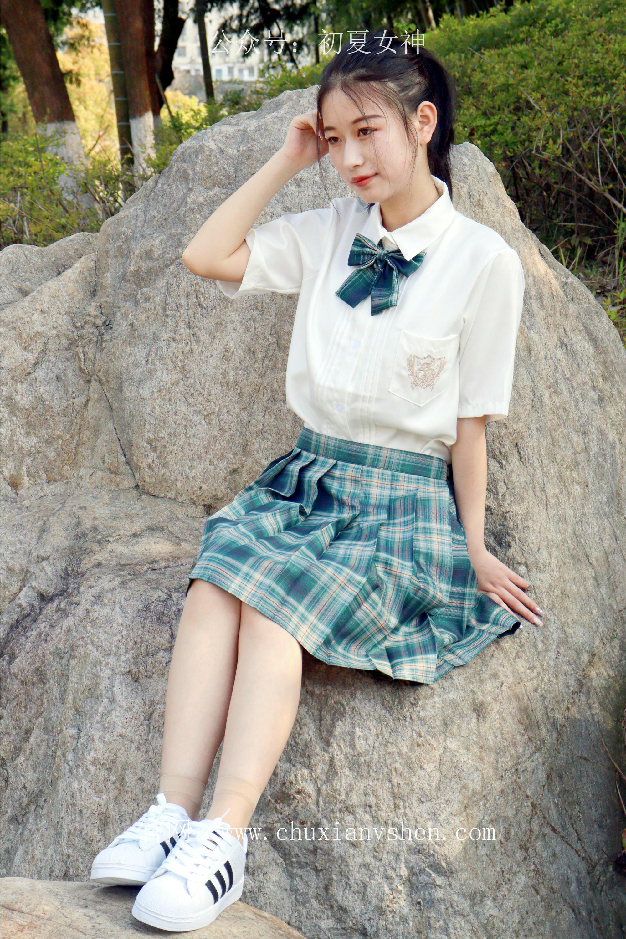 初夏女神 NO.232 念念~墨绿色JK搭配三叶草贝壳头鞋 [155P1V 4.84 GB]-155P_第1集