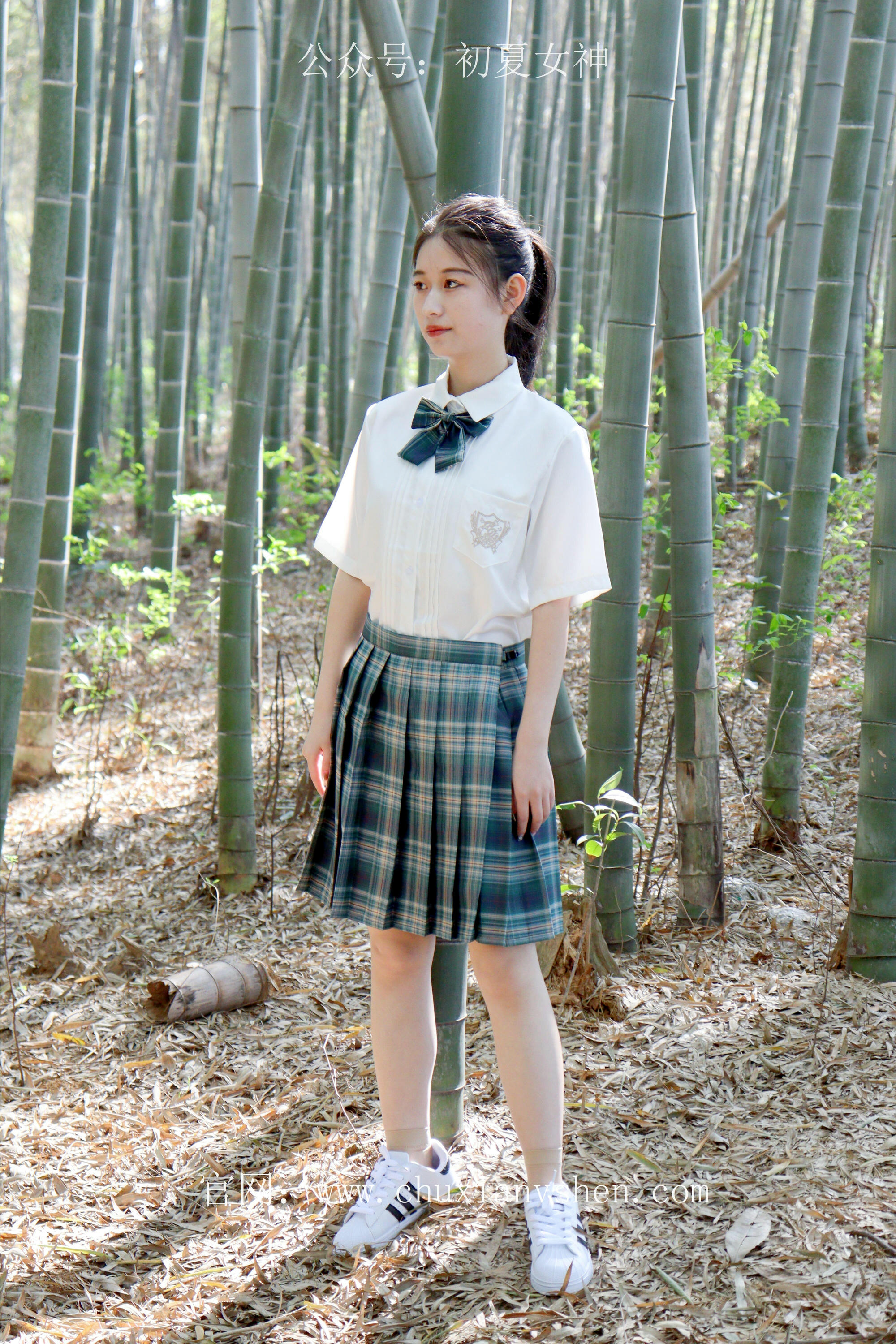 初夏女神 NO.232 念念~墨绿色JK搭配三叶草贝壳头鞋 [155P1V 4.84 GB]-155P_第1集