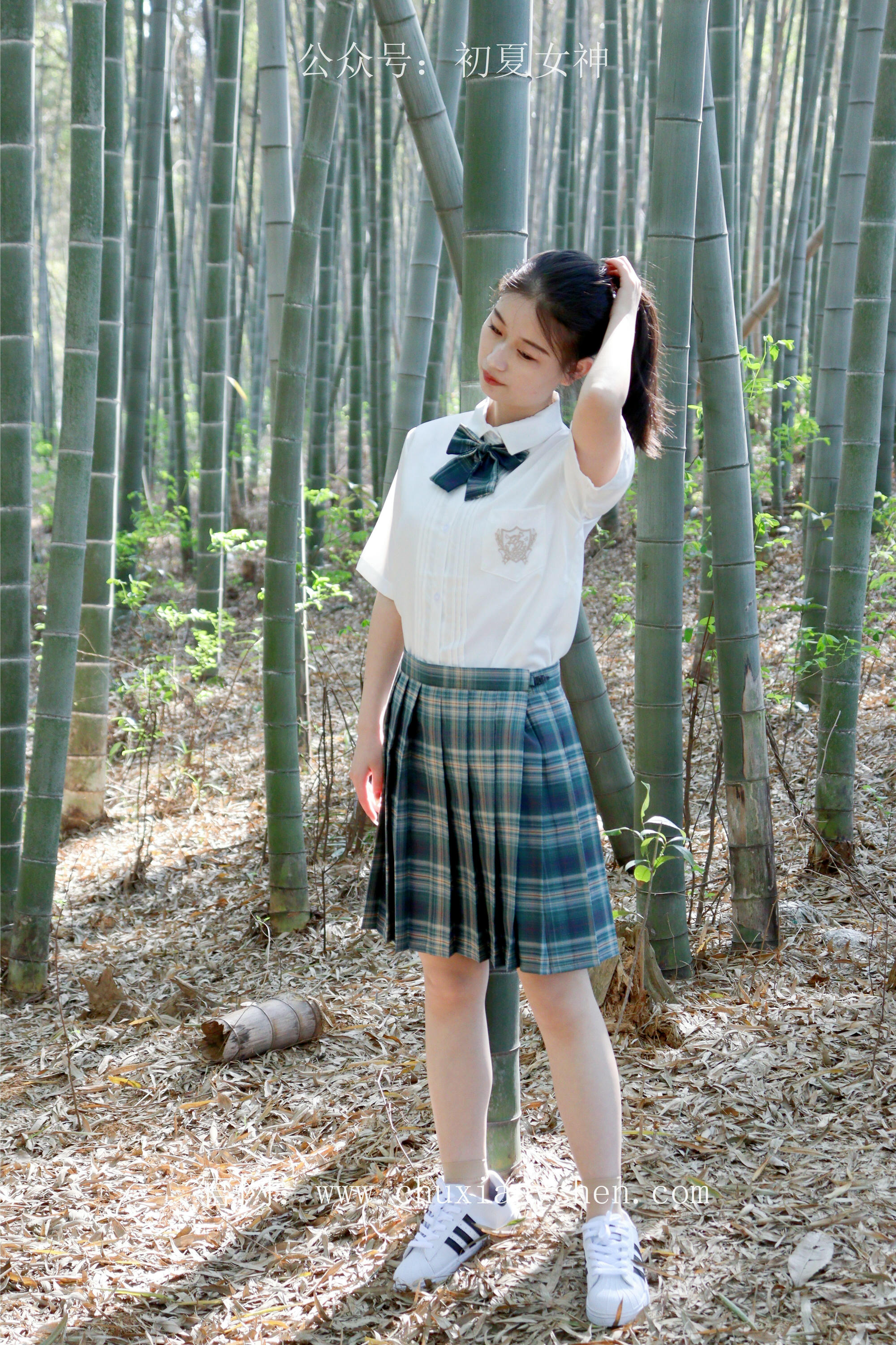 初夏女神 NO.232 念念~墨绿色JK搭配三叶草贝壳头鞋 [155P1V 4.84 GB]-155P_第1集