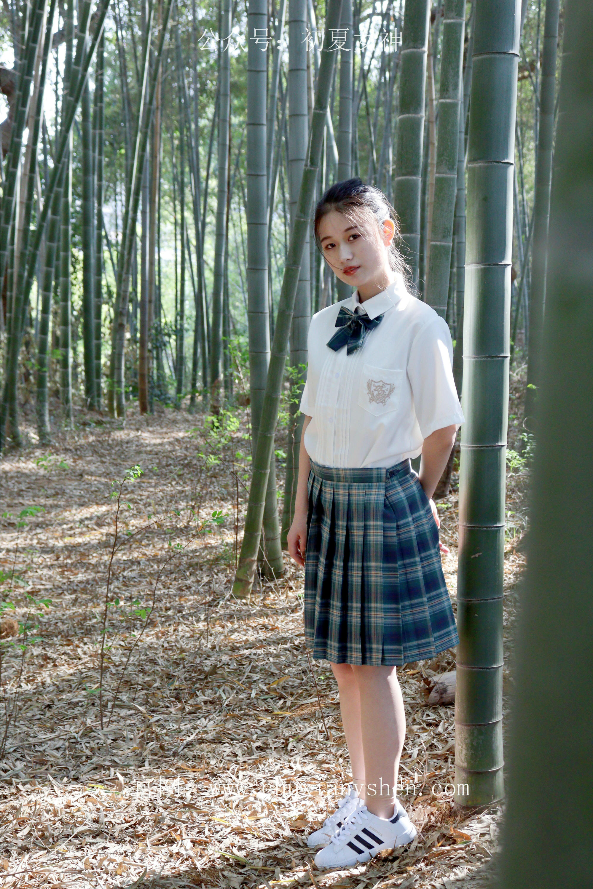 初夏女神 NO.232 念念~墨绿色JK搭配三叶草贝壳头鞋 [155P1V 4.84 GB]-155P_第1集