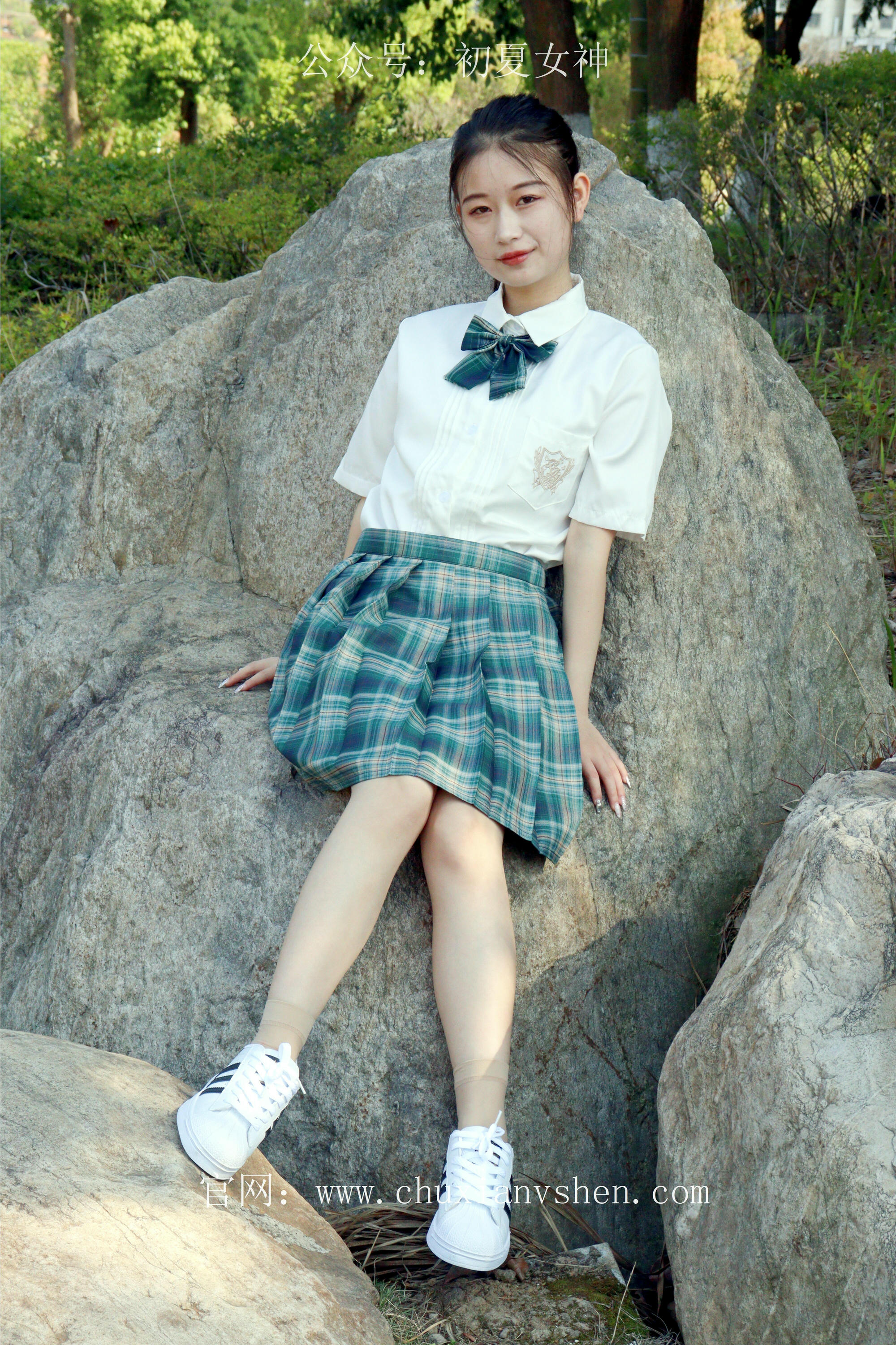 初夏女神 NO.232 念念~墨绿色JK搭配三叶草贝壳头鞋 [155P1V 4.84 GB]-155P_第1集