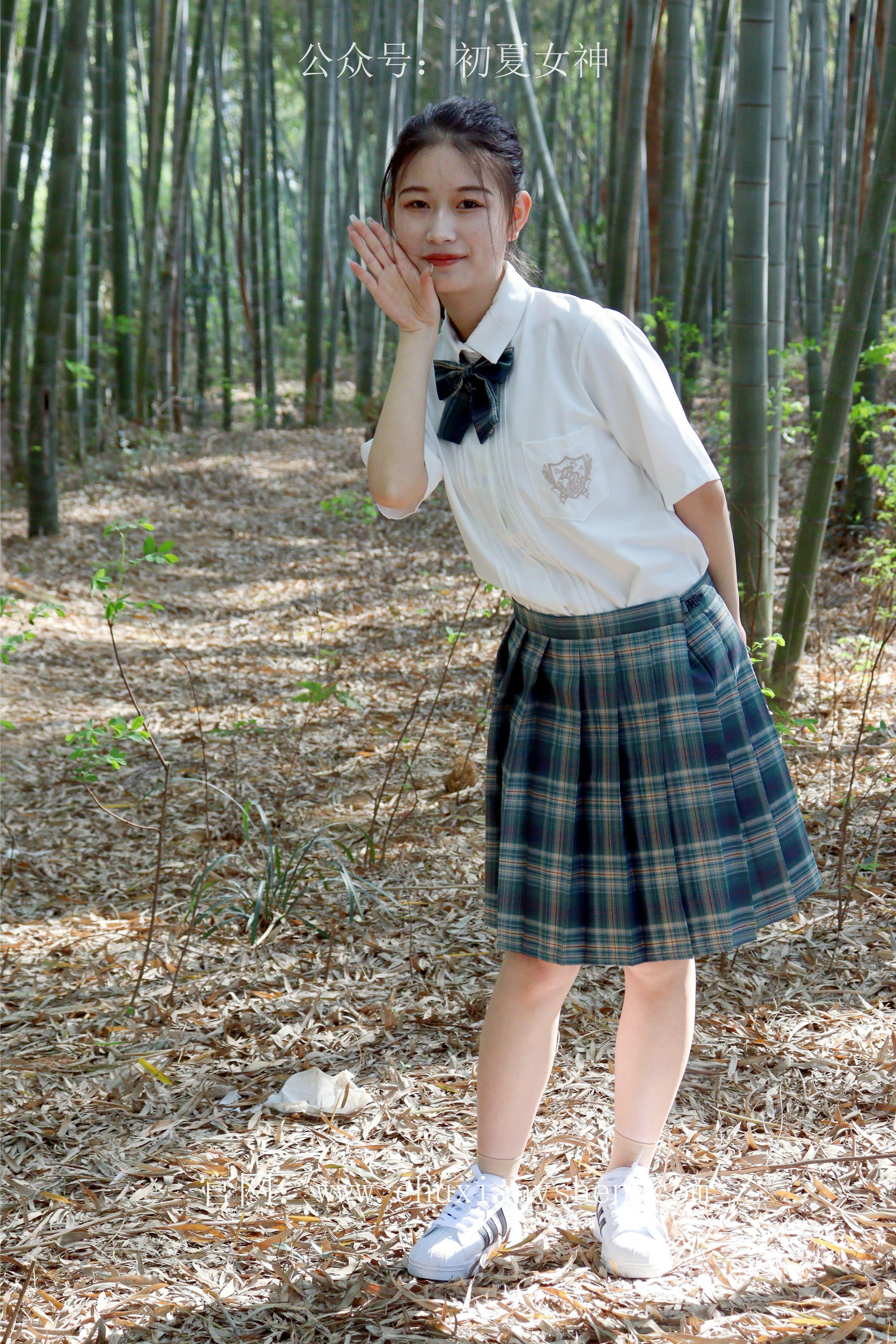 初夏女神 NO.232 念念~墨绿色JK搭配三叶草贝壳头鞋 [155P1V 4.84 GB]-155P_第1集