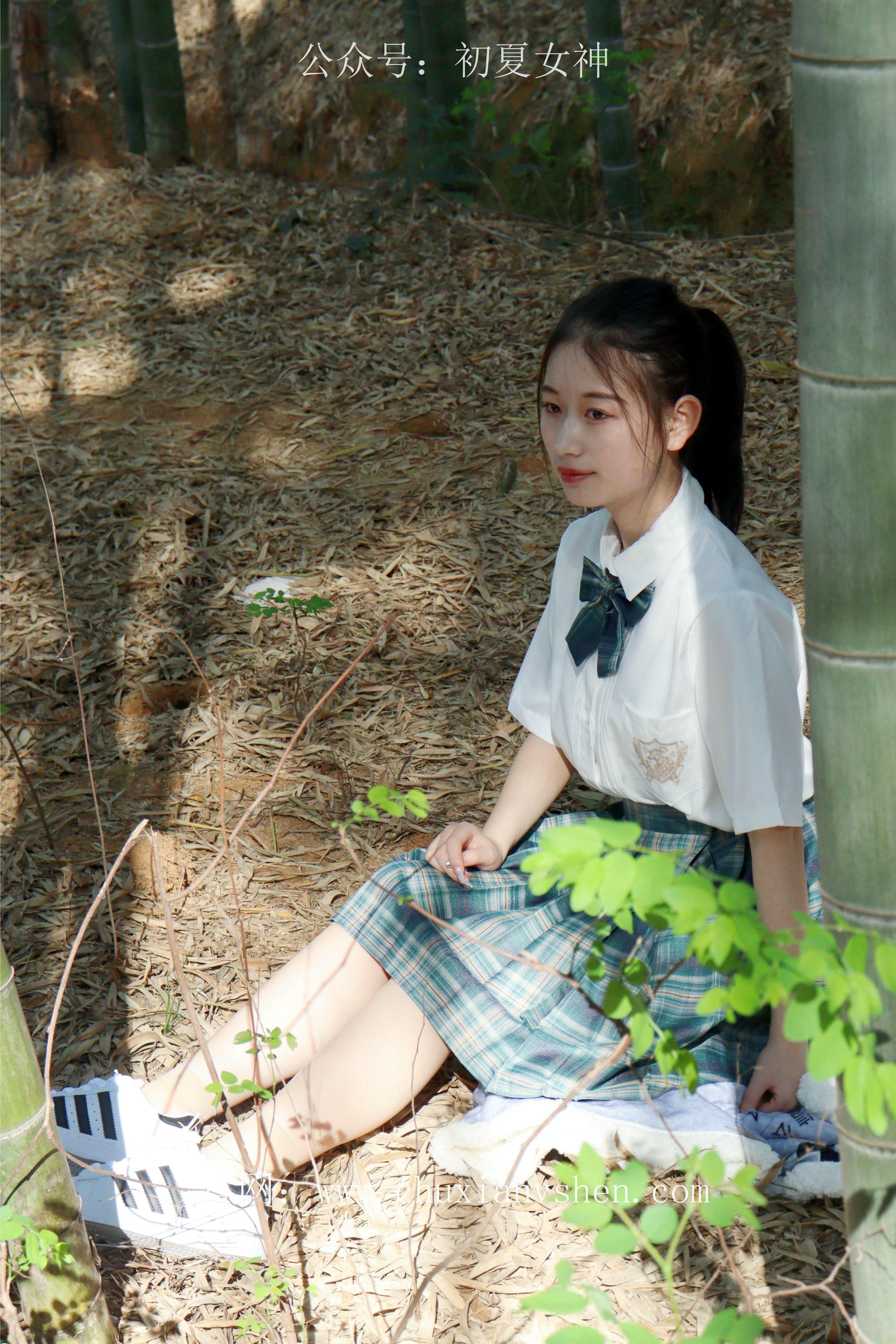 初夏女神 NO.232 念念~墨绿色JK搭配三叶草贝壳头鞋 [155P1V 4.84 GB]-155P_第3集