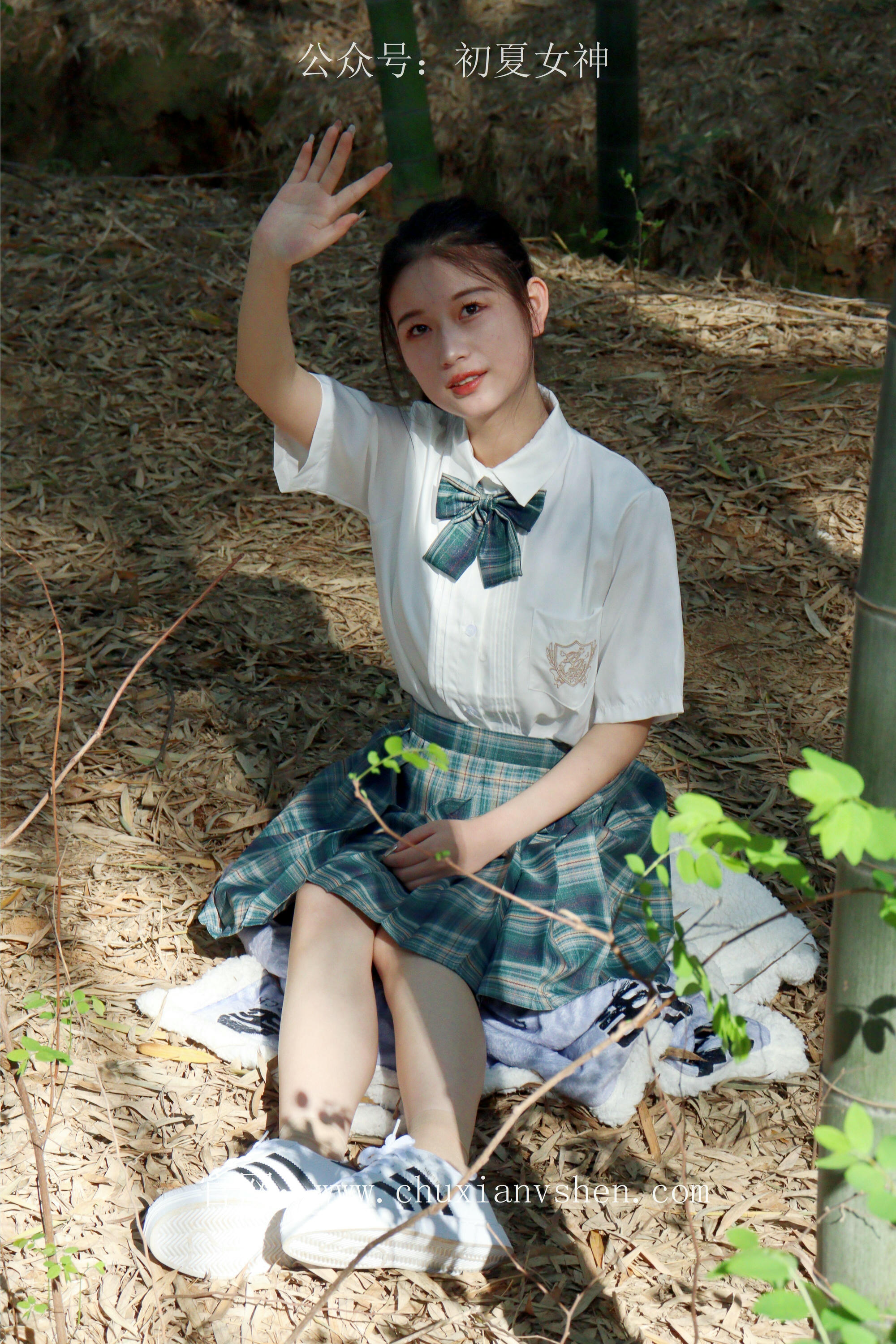 初夏女神 NO.232 念念~墨绿色JK搭配三叶草贝壳头鞋 [155P1V 4.84 GB]-155P_第3集