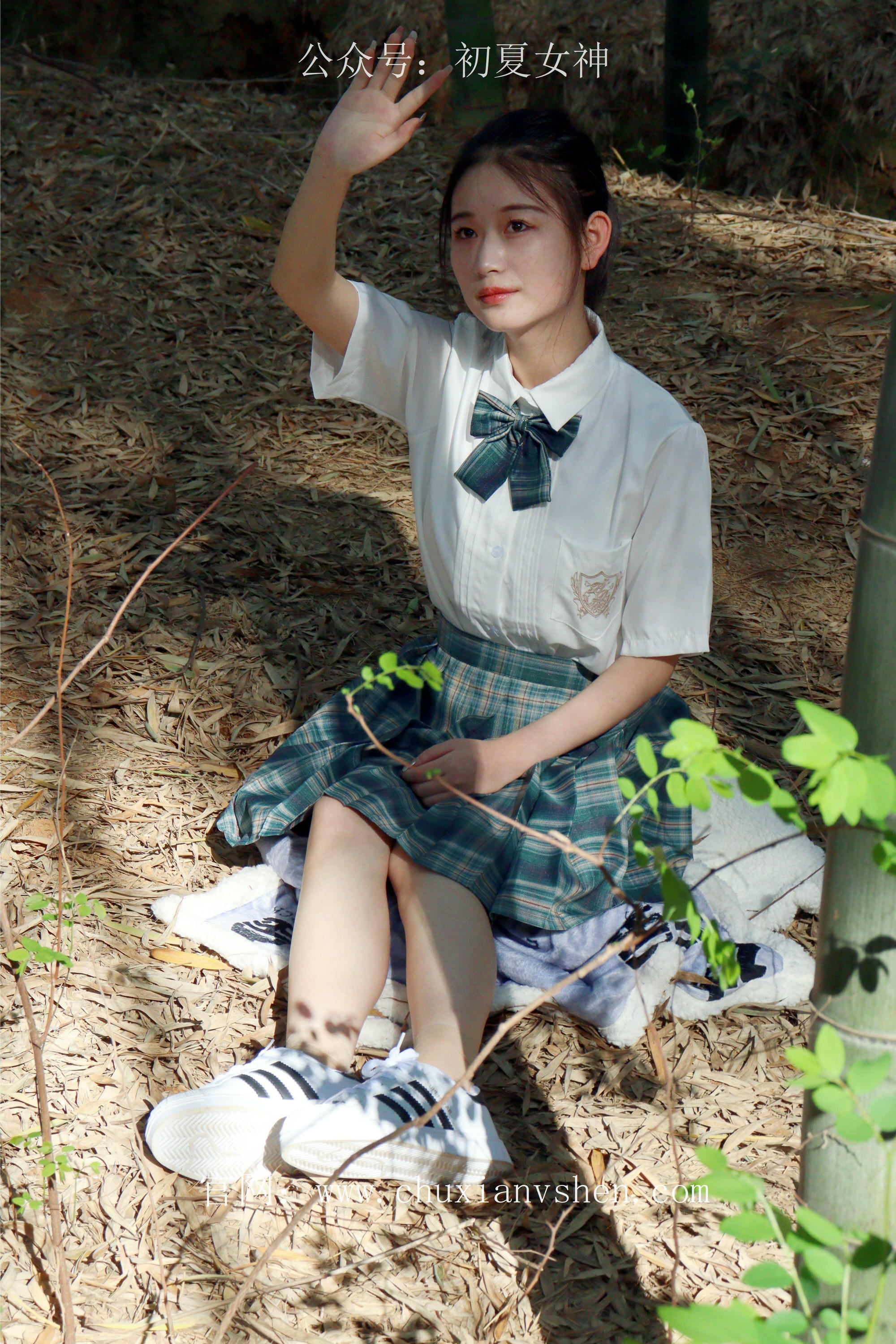 初夏女神 NO.232 念念~墨绿色JK搭配三叶草贝壳头鞋 [155P1V 4.84 GB]-155P_第3集