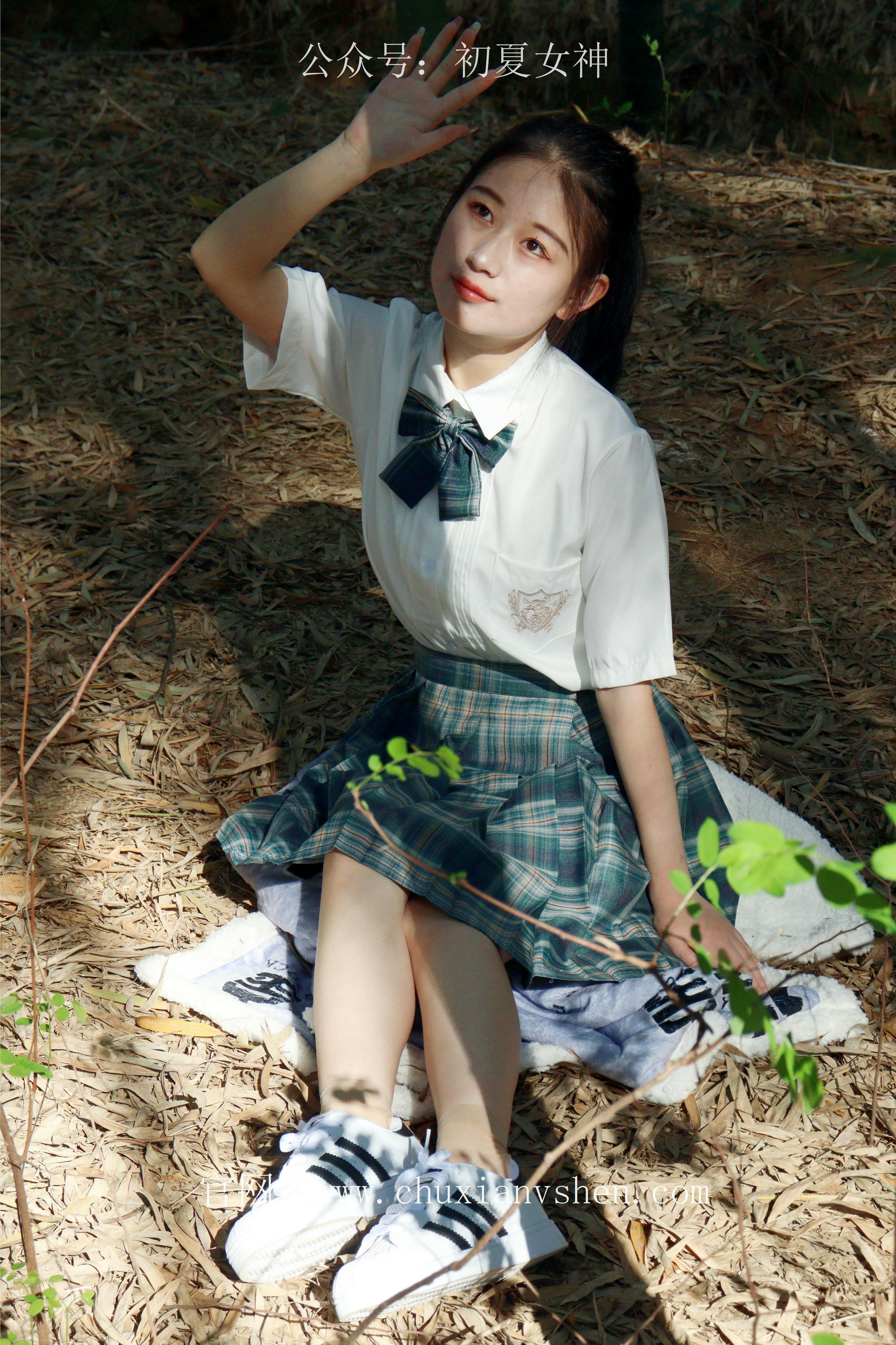 初夏女神 NO.232 念念~墨绿色JK搭配三叶草贝壳头鞋 [155P1V 4.84 GB]-155P_第3集