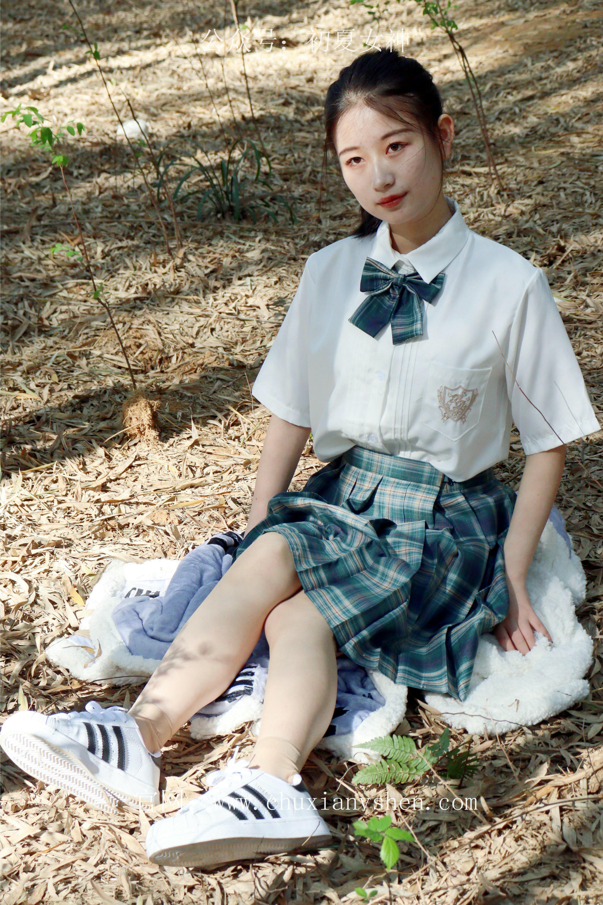 初夏女神 NO.232 念念~墨绿色JK搭配三叶草贝壳头鞋 [155P1V 4.84 GB]-155P_第3集