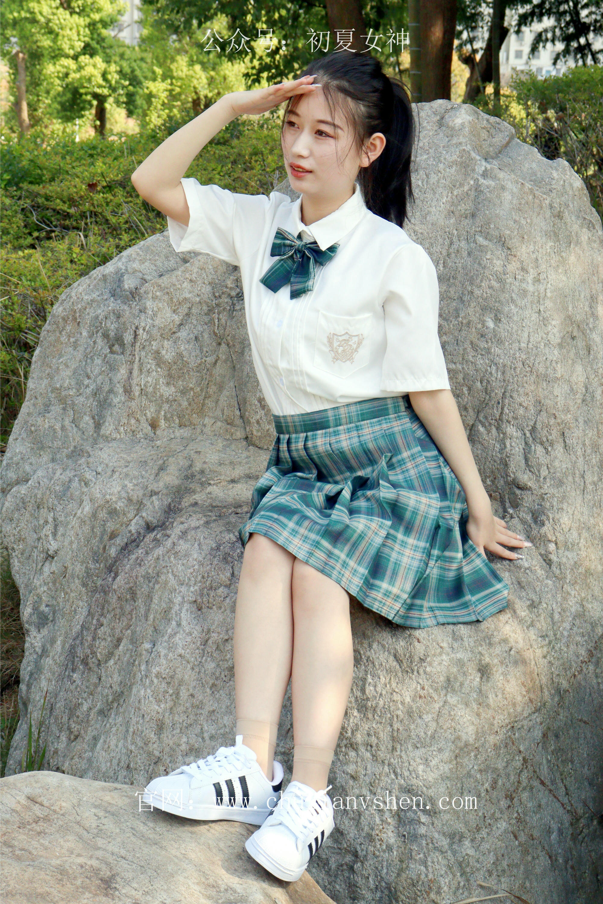 初夏女神 NO.232 念念~墨绿色JK搭配三叶草贝壳头鞋 [155P1V 4.84 GB]-155P_第1集