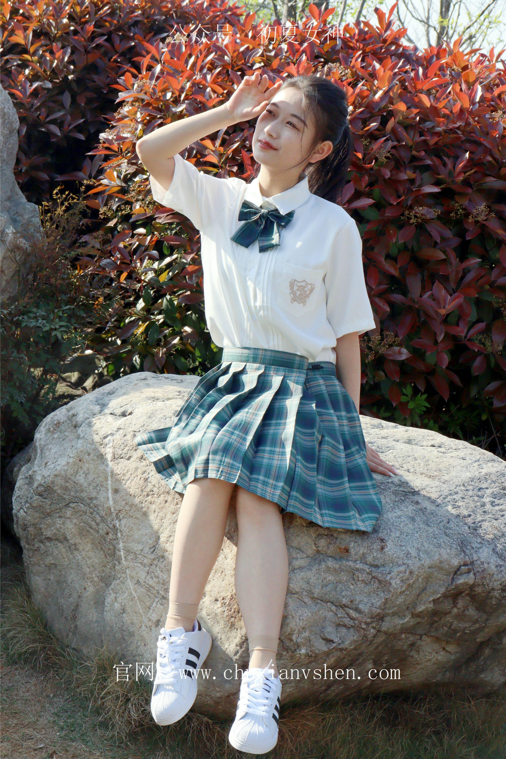 初夏女神 NO.232 念念~墨绿色JK搭配三叶草贝壳头鞋 [155P1V 4.84 GB]-155P_第3集