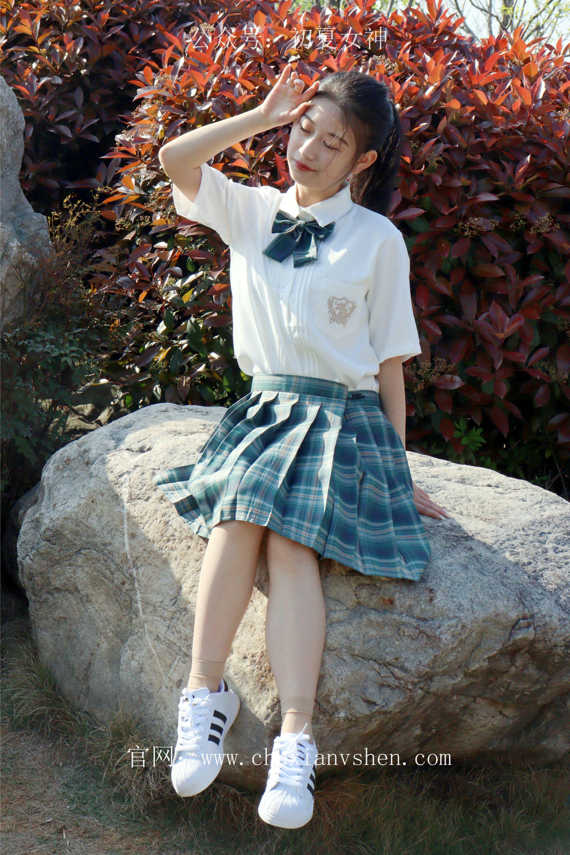 初夏女神 NO.232 念念~墨绿色JK搭配三叶草贝壳头鞋 [155P1V 4.84 GB]-155P_第3集