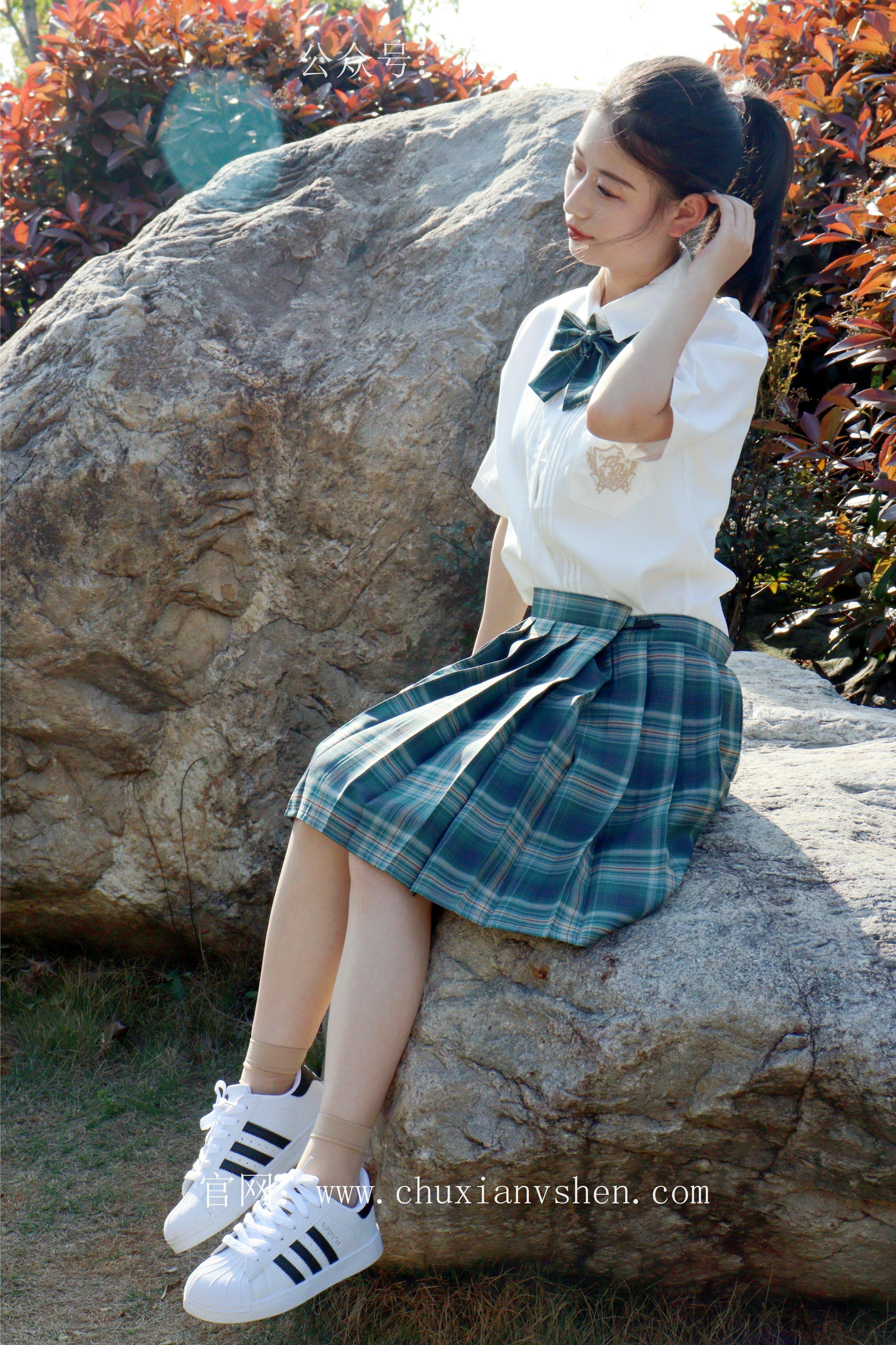 初夏女神 NO.232 念念~墨绿色JK搭配三叶草贝壳头鞋 [155P1V 4.84 GB]-155P_第3集