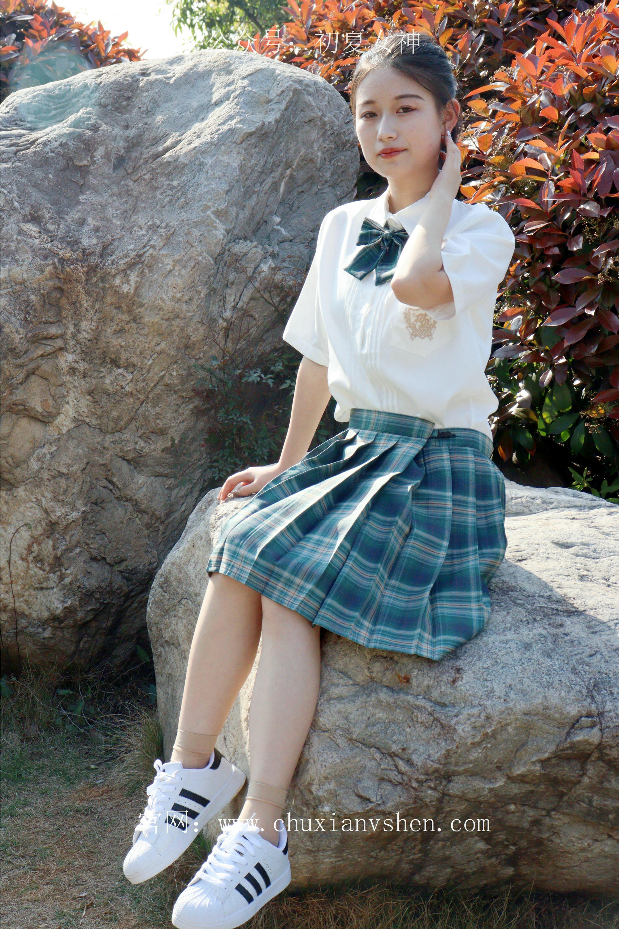 初夏女神 NO.232 念念~墨绿色JK搭配三叶草贝壳头鞋 [155P1V 4.84 GB]-155P_第3集