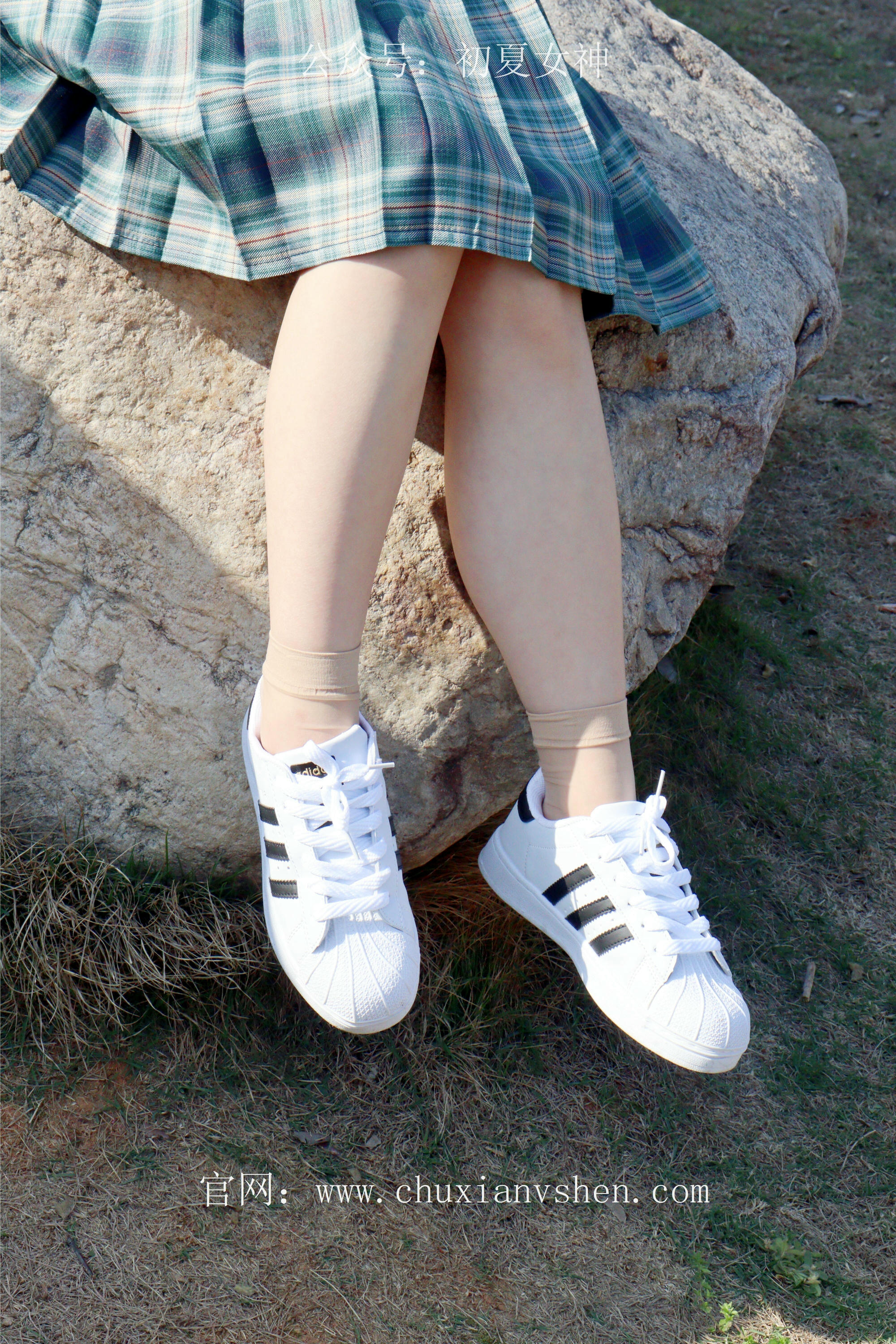 初夏女神 NO.232 念念~墨绿色JK搭配三叶草贝壳头鞋 [155P1V 4.84 GB]-155P_第3集