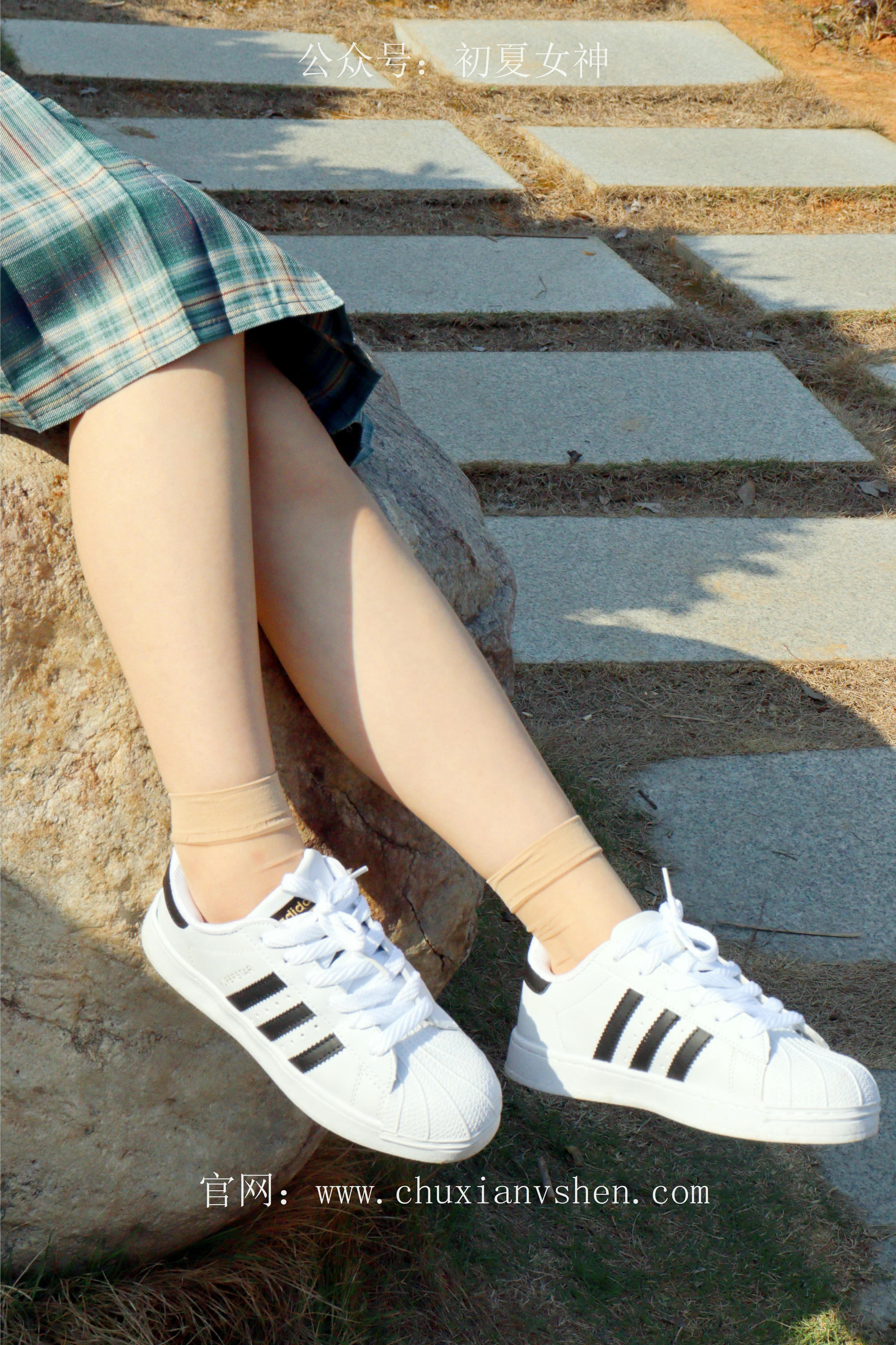 初夏女神 NO.232 念念~墨绿色JK搭配三叶草贝壳头鞋 [155P1V 4.84 GB]-155P_第3集