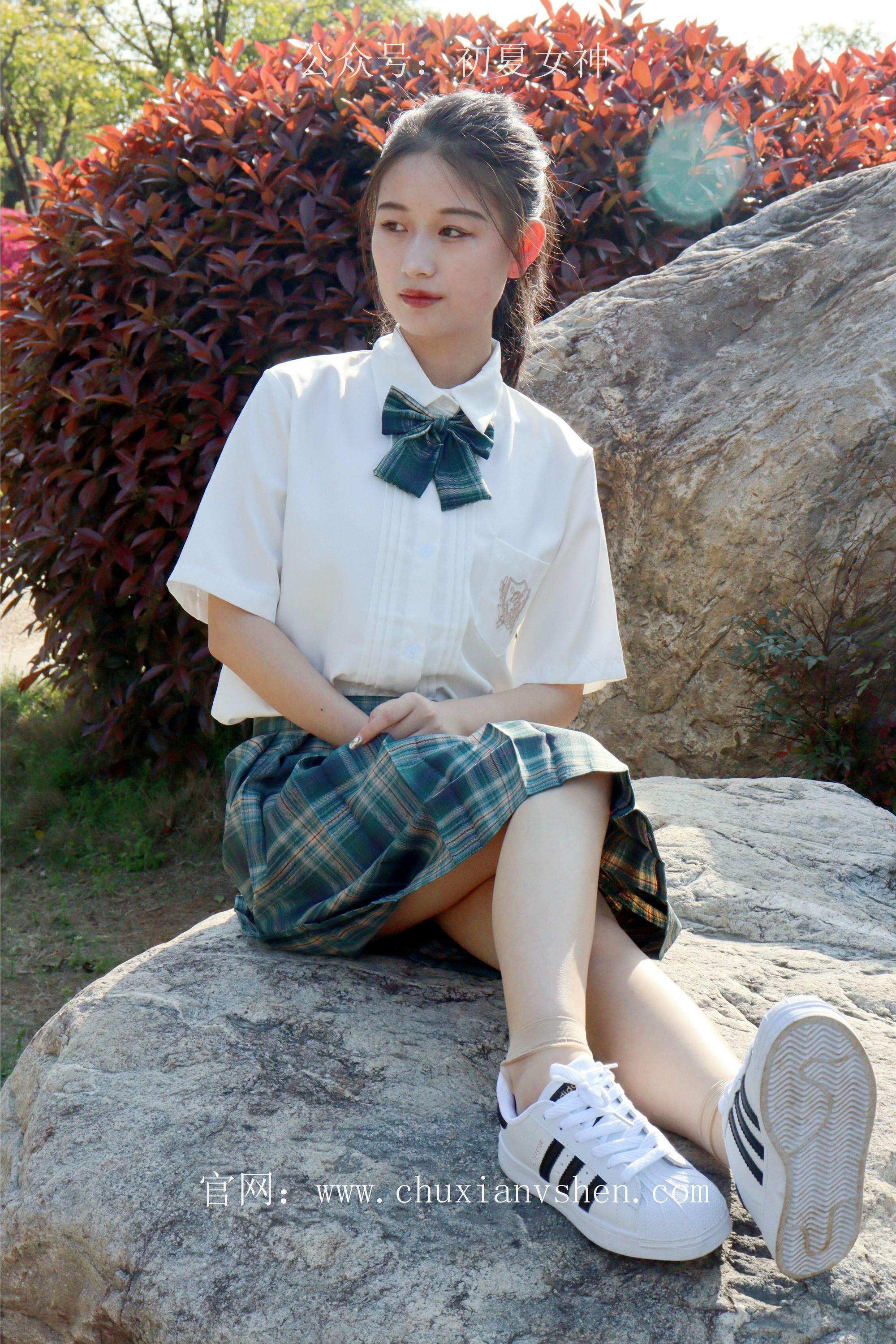 初夏女神 NO.232 念念~墨绿色JK搭配三叶草贝壳头鞋 [155P1V 4.84 GB]-155P_第4集