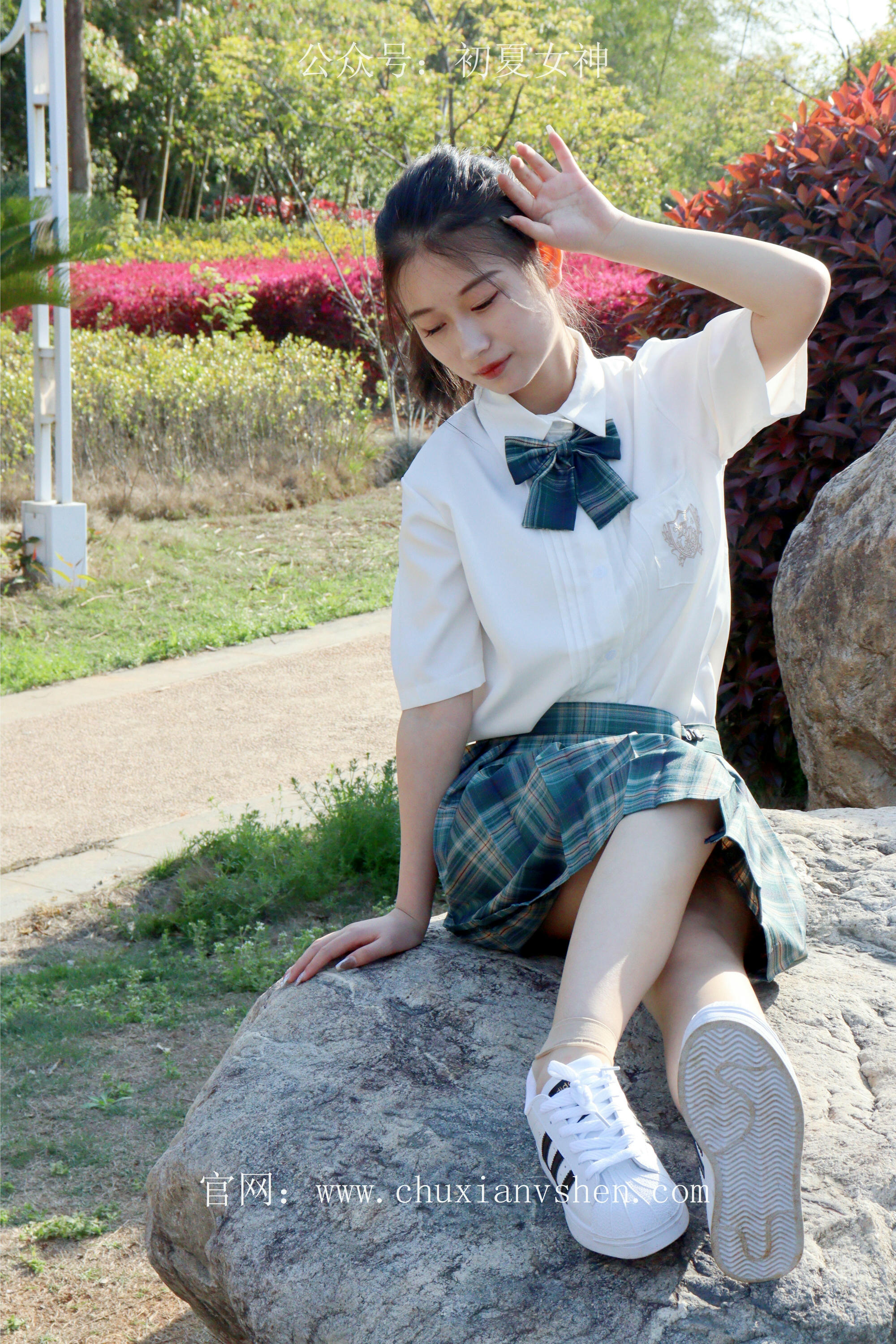 初夏女神 NO.232 念念~墨绿色JK搭配三叶草贝壳头鞋 [155P1V 4.84 GB]-155P_第4集