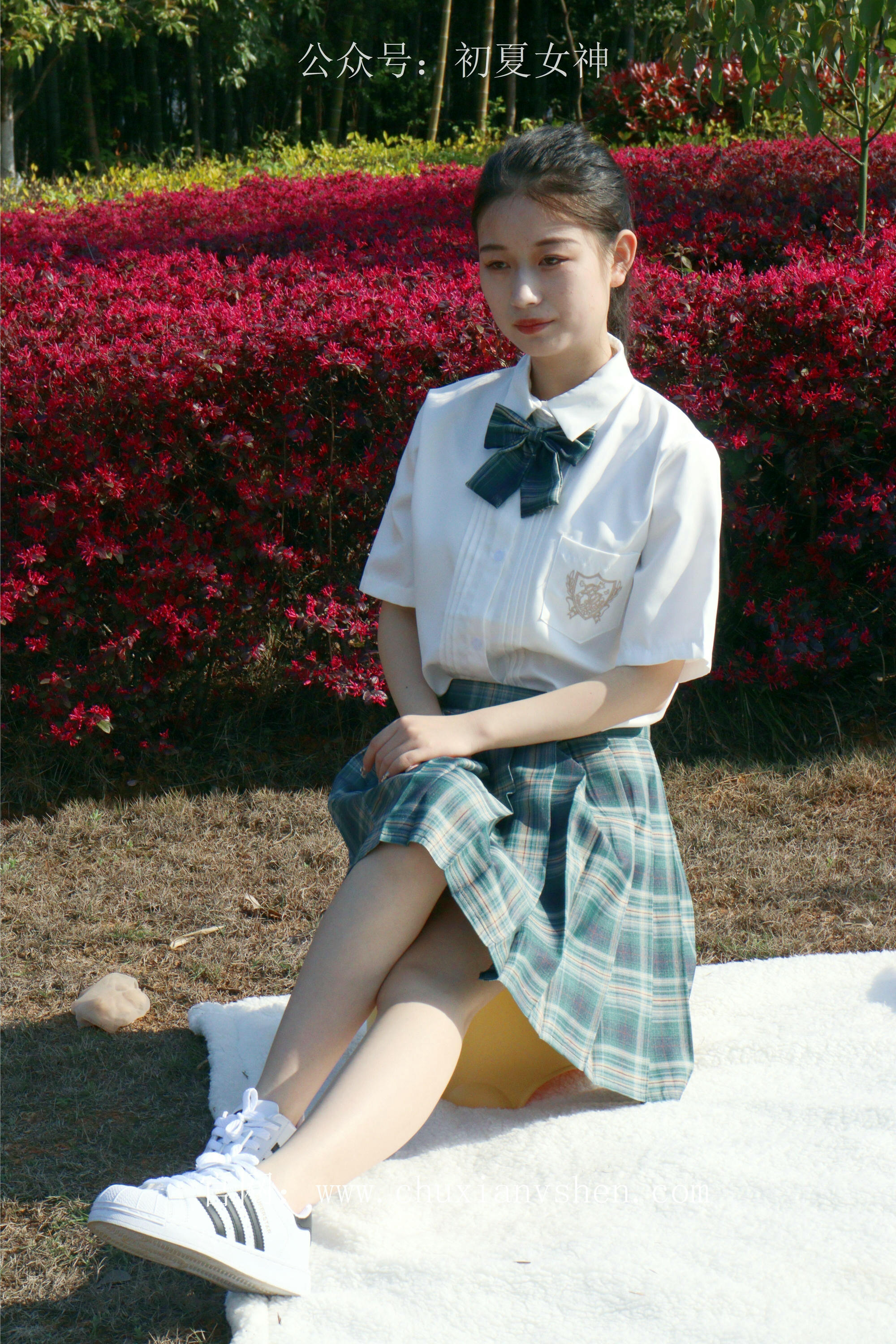 初夏女神 NO.232 念念~墨绿色JK搭配三叶草贝壳头鞋 [155P1V 4.84 GB]-155P_第5集