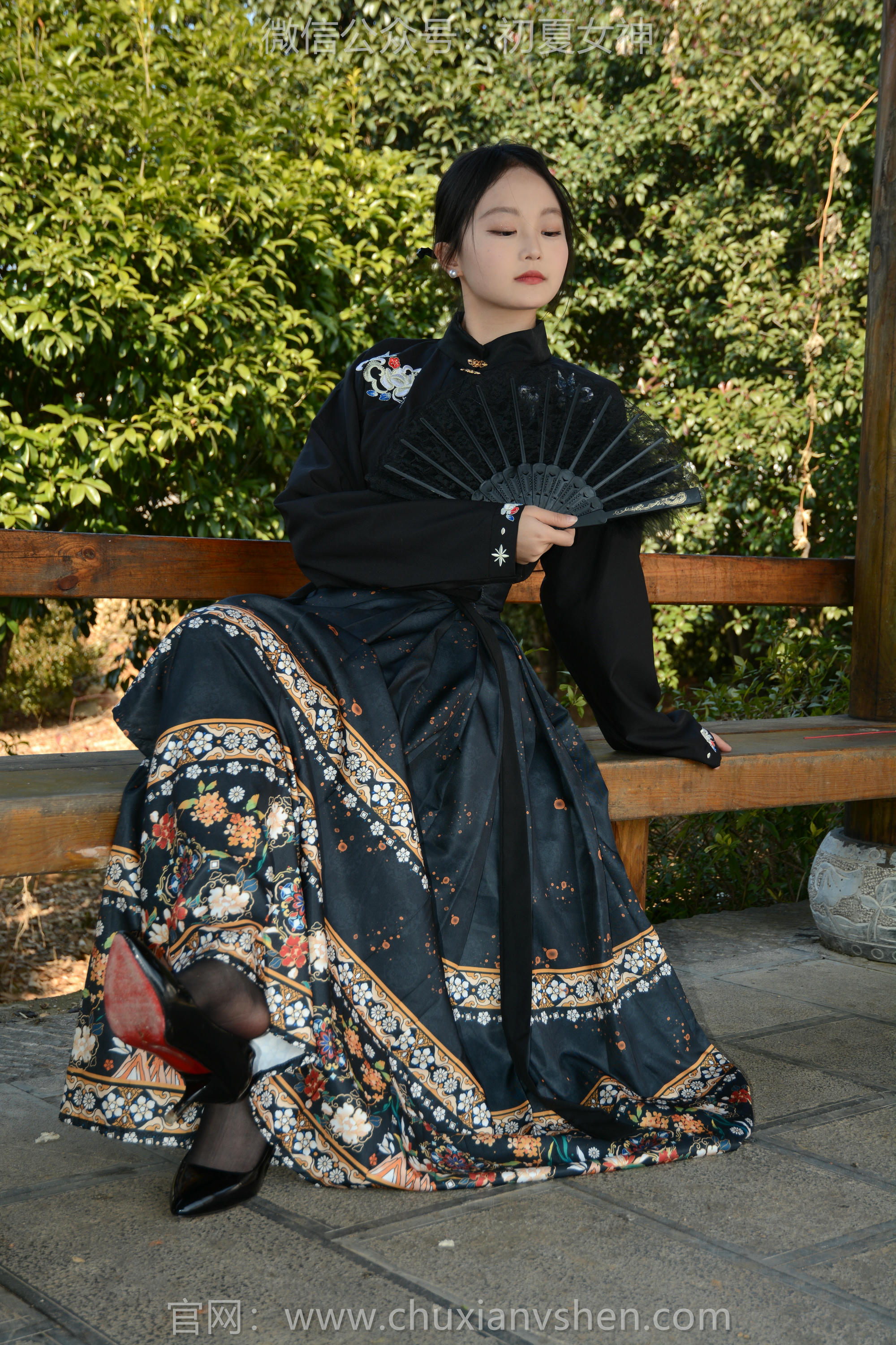 初夏女神 NO.238 双双~【黑色马面裙】这套我不管怎样都得端庄大气点，压制内心的小宇宙 [140P2V 3.63 GB]_第4集