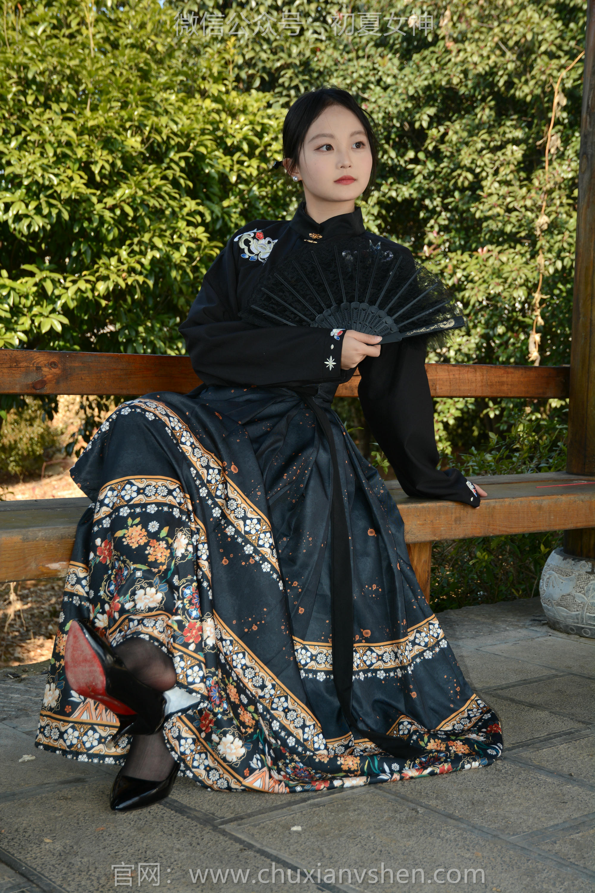 初夏女神 NO.238 双双~【黑色马面裙】这套我不管怎样都得端庄大气点，压制内心的小宇宙 [140P2V 3.63 GB]_第4集