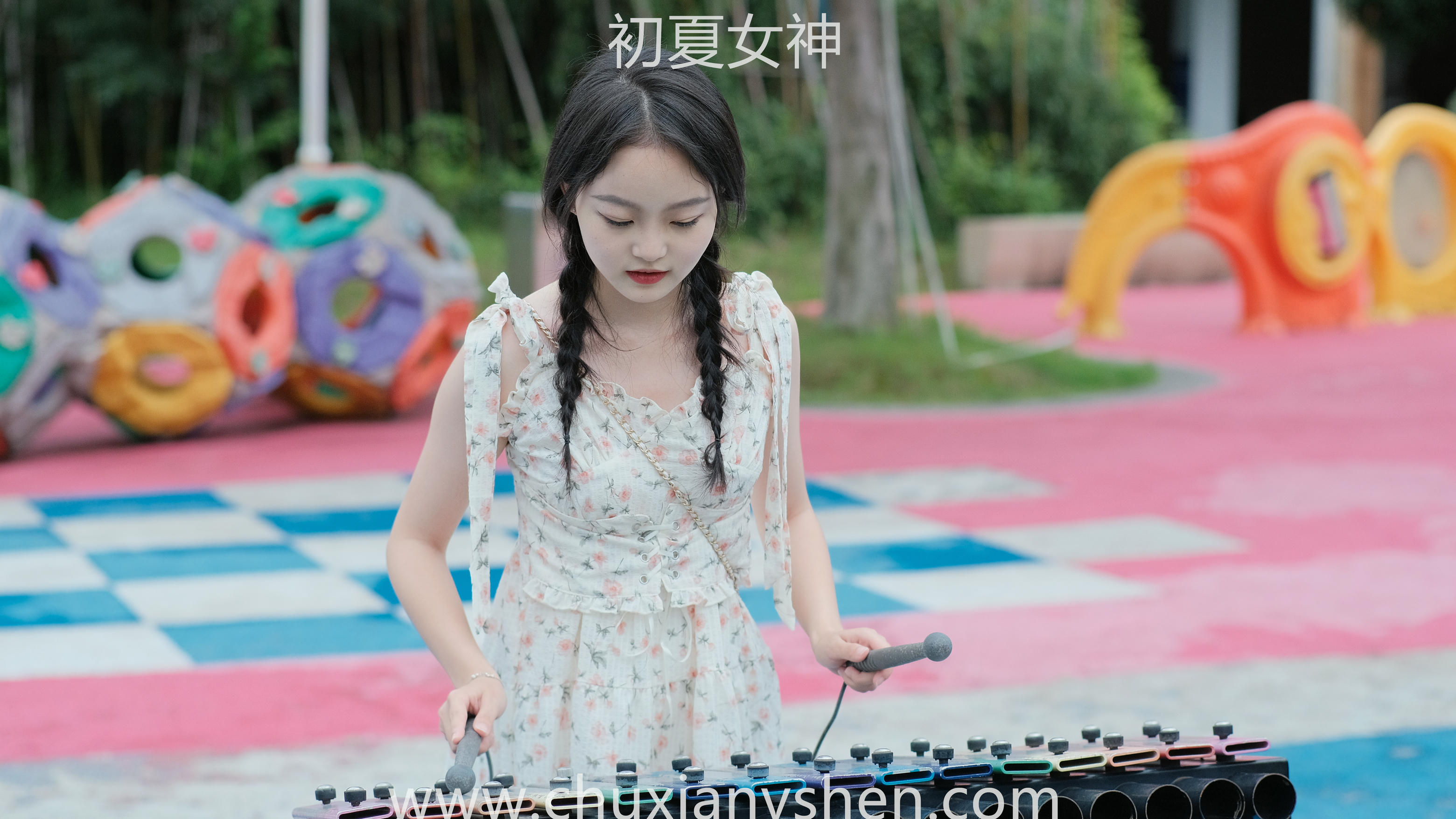 初夏女神 NO.050 双双 公园游玩[221P+1V／7.29GB]_第8集