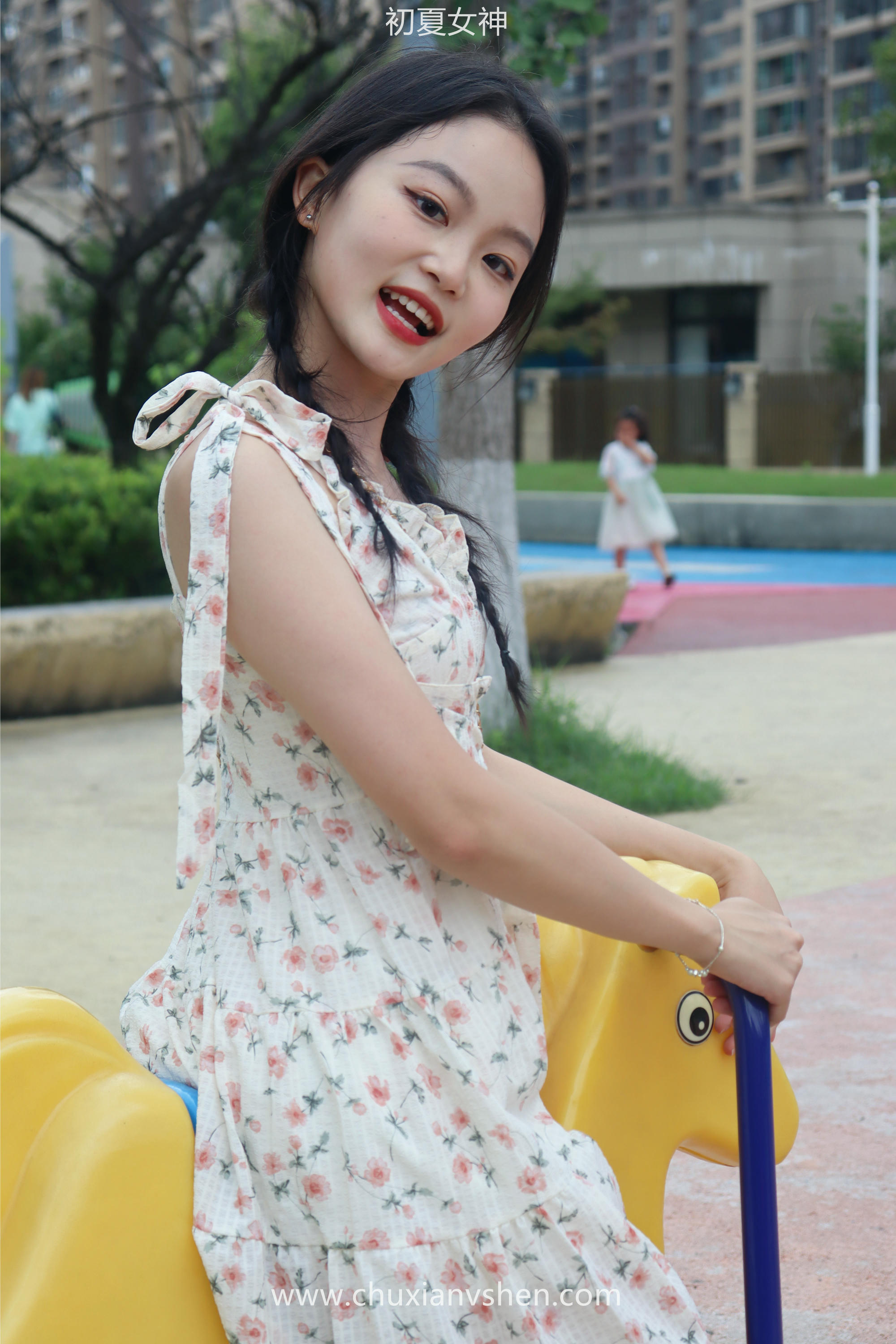 初夏女神 NO.050 双双 公园游玩[221P+1V／7.29GB]_第1集