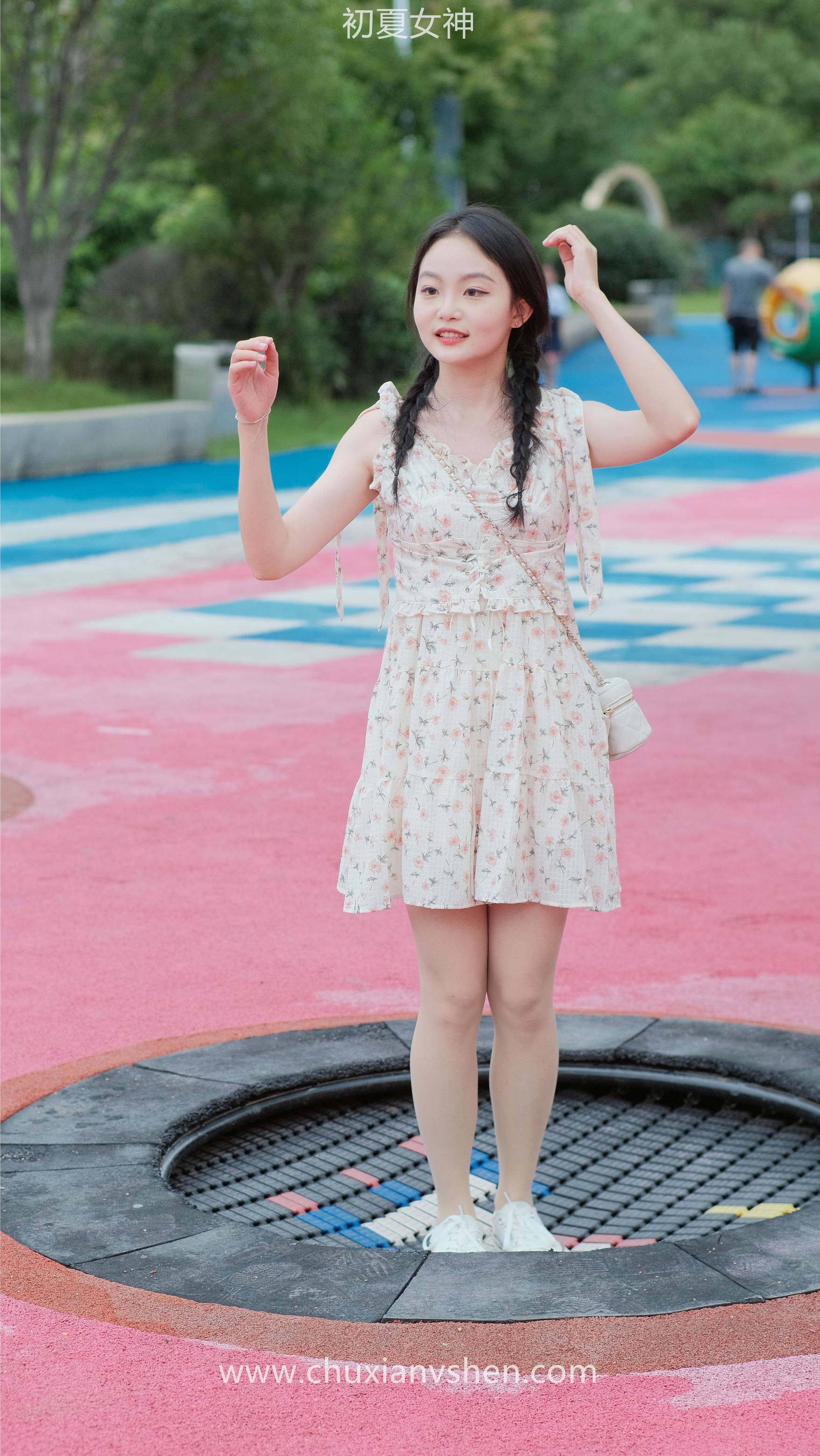 初夏女神 NO.050 双双 公园游玩[221P+1V／7.29GB]_第9集