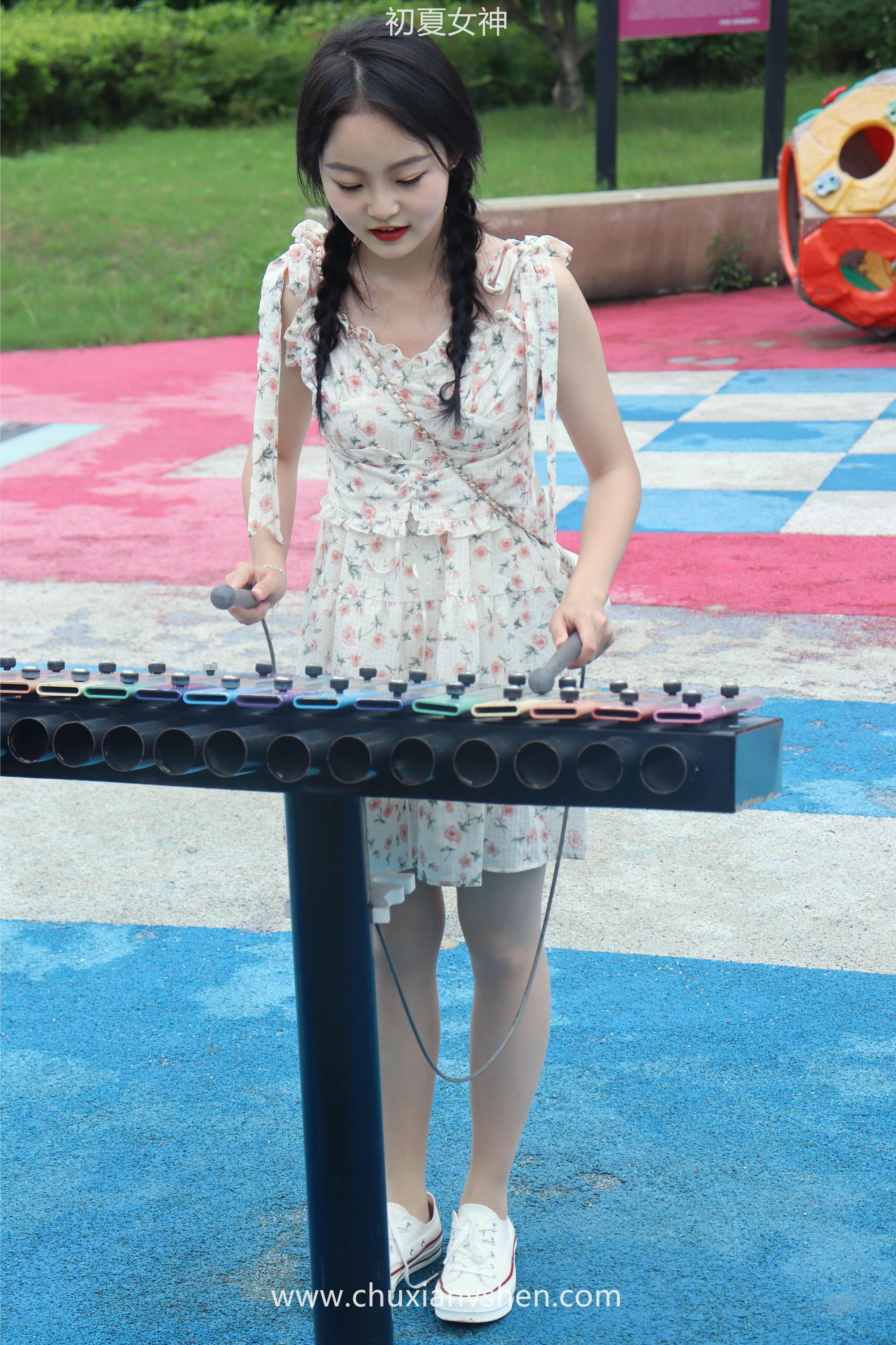 初夏女神 NO.050 双双 公园游玩[221P+1V／7.29GB]_第2集