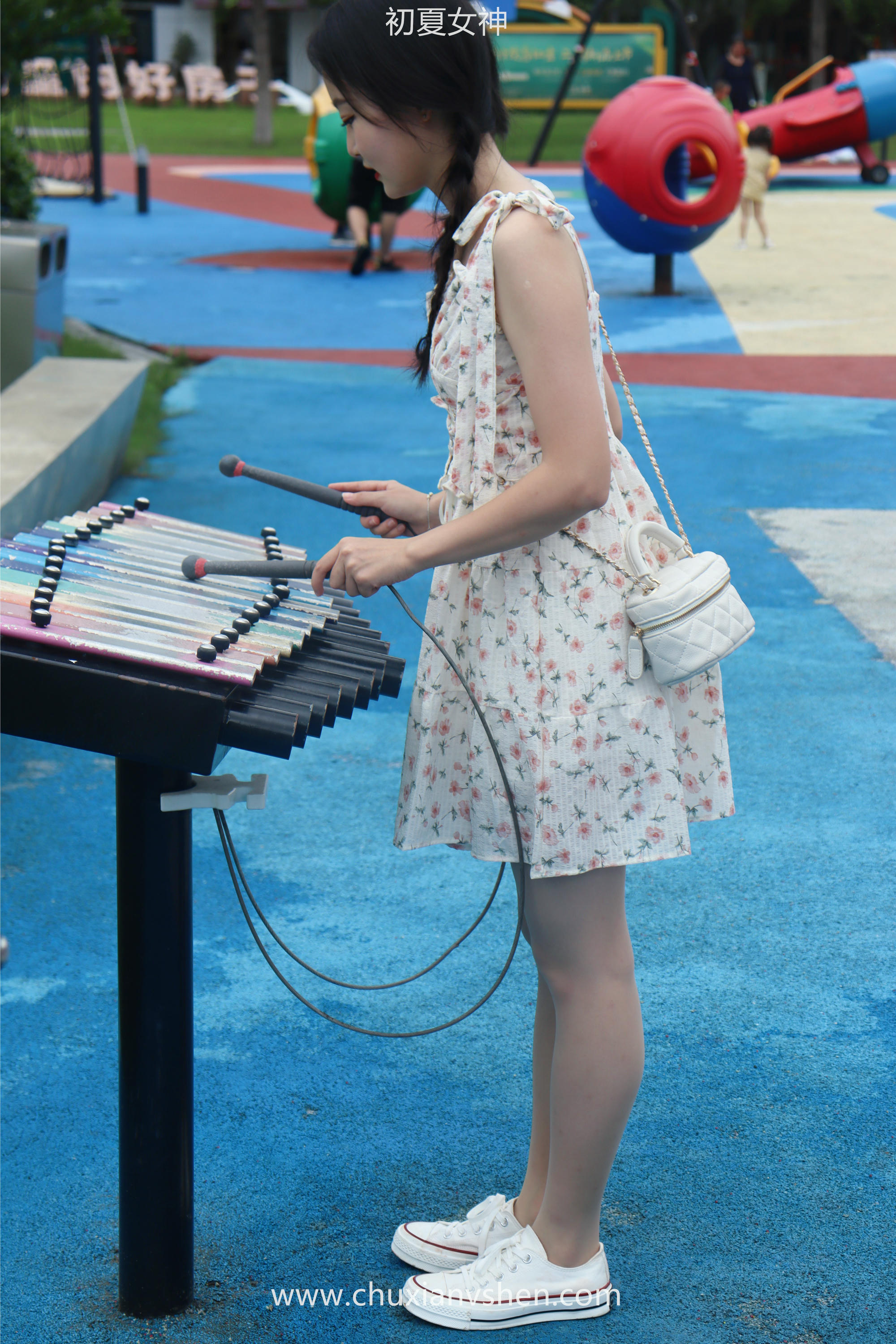 初夏女神 NO.050 双双 公园游玩[221P+1V／7.29GB]_第2集