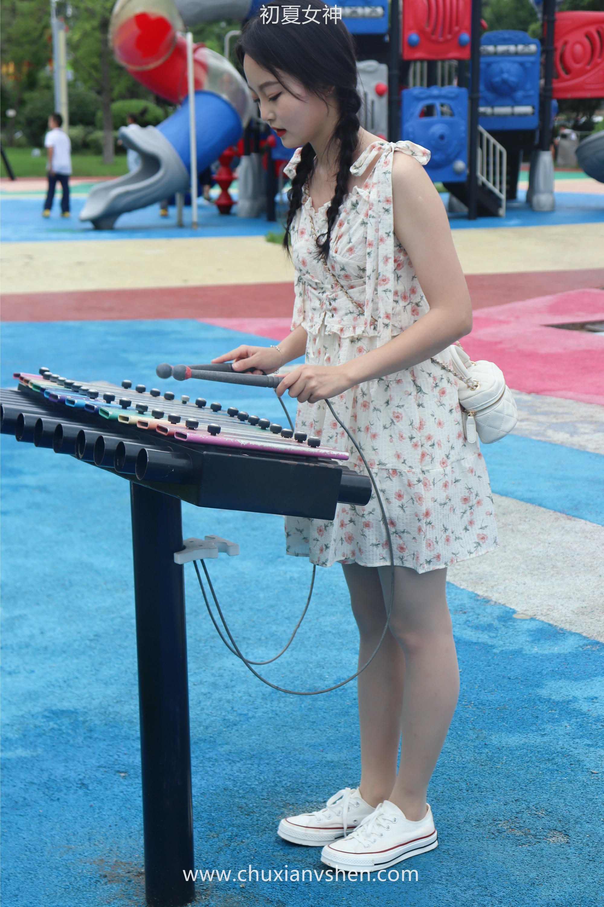 初夏女神 NO.050 双双 公园游玩[221P+1V／7.29GB]_第2集