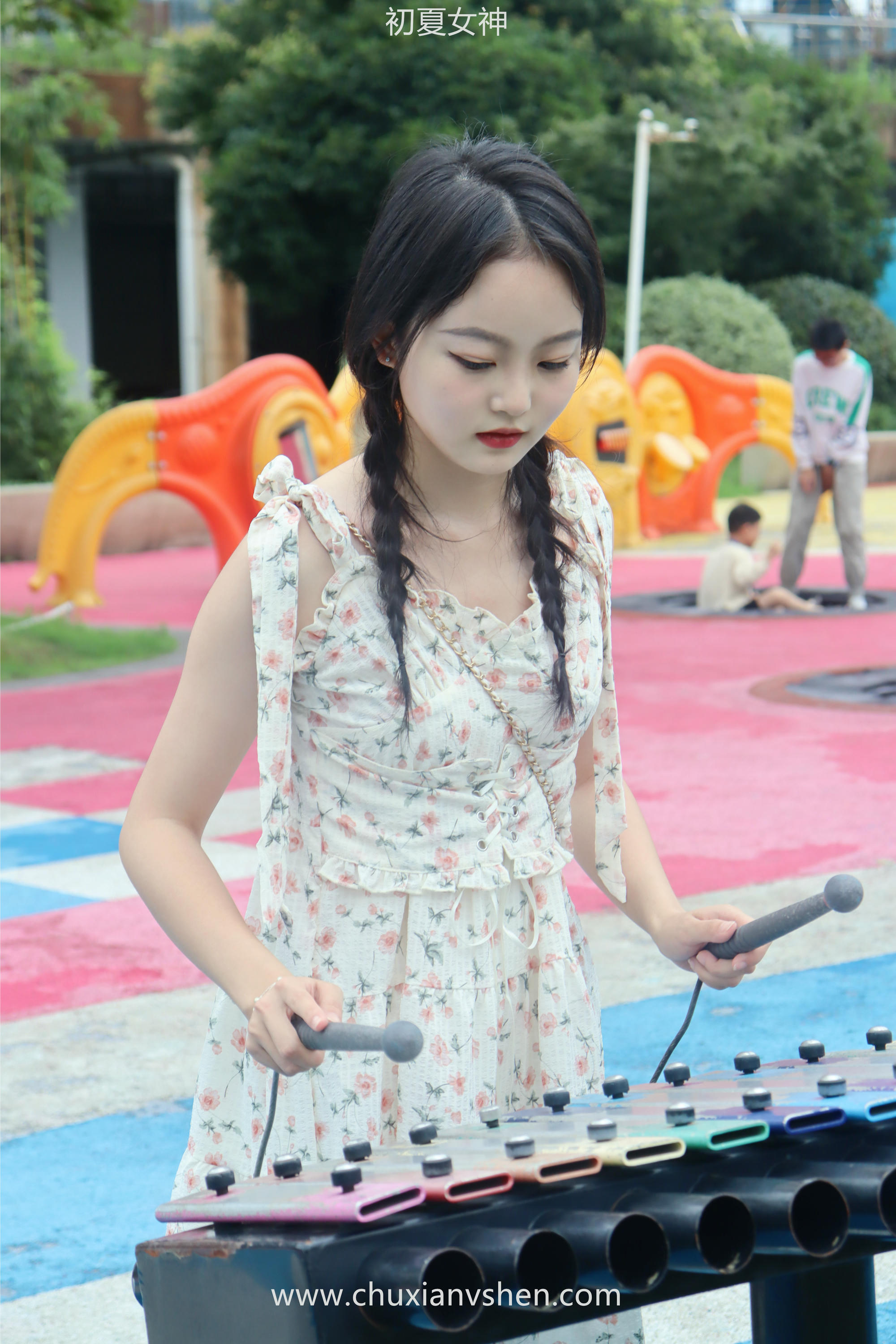 初夏女神 NO.050 双双 公园游玩[221P+1V／7.29GB]_第2集