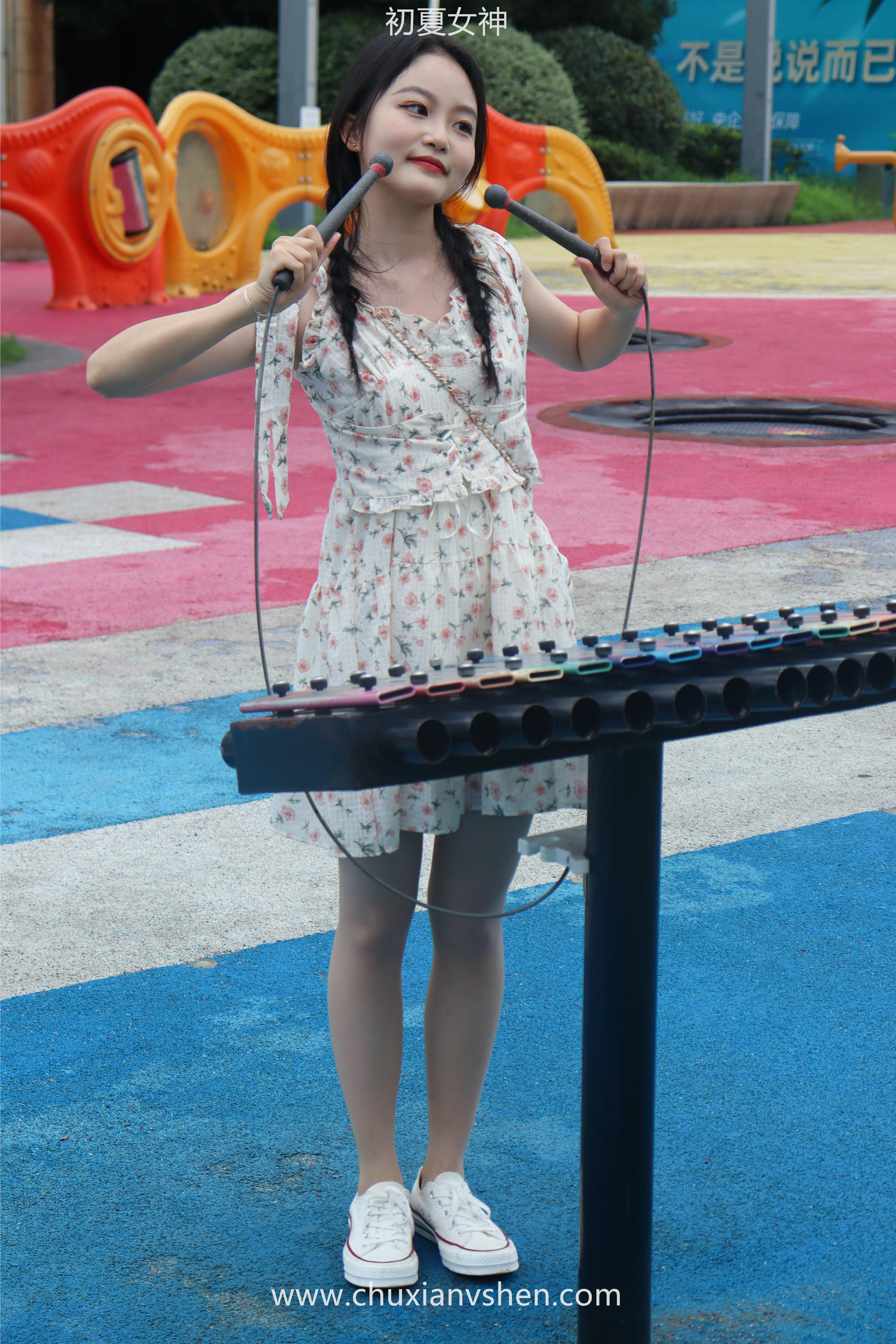 初夏女神 NO.050 双双 公园游玩[221P+1V／7.29GB]_第2集