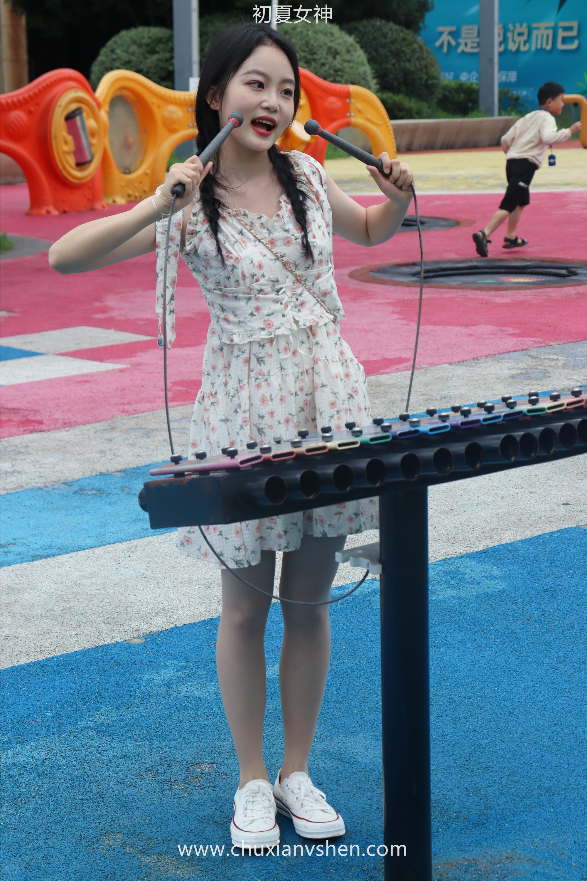 初夏女神 NO.050 双双 公园游玩[221P+1V／7.29GB]_第2集