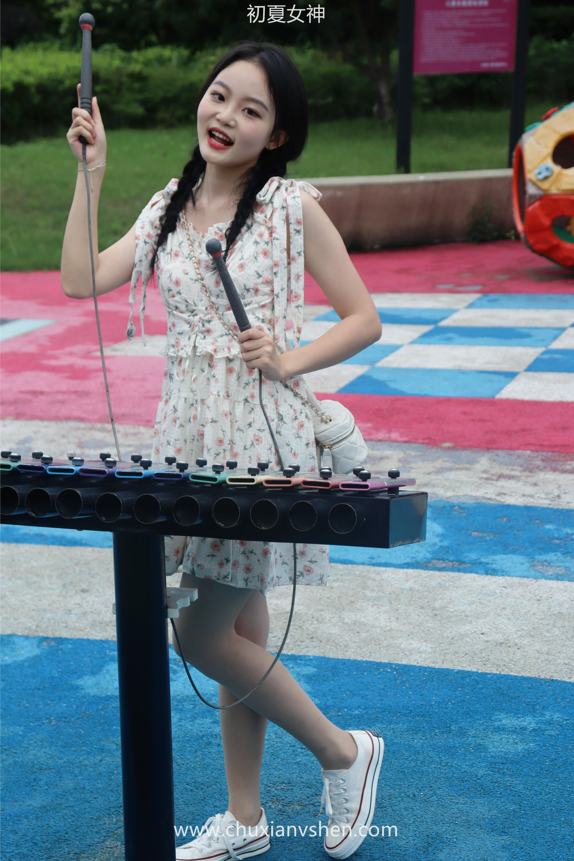 初夏女神 NO.050 双双 公园游玩[221P+1V／7.29GB]_第2集