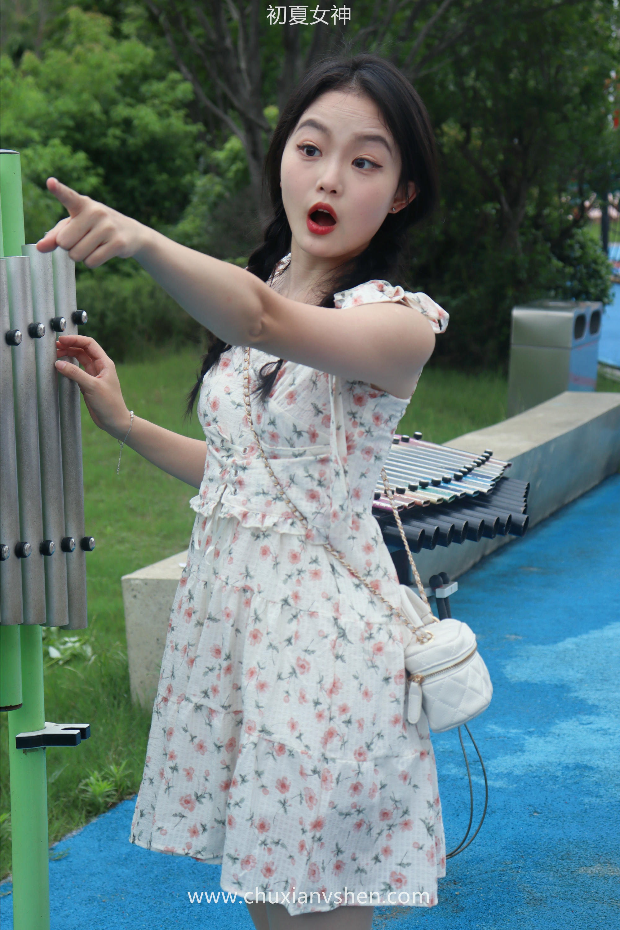 初夏女神 NO.050 双双 公园游玩[221P+1V／7.29GB]_第2集