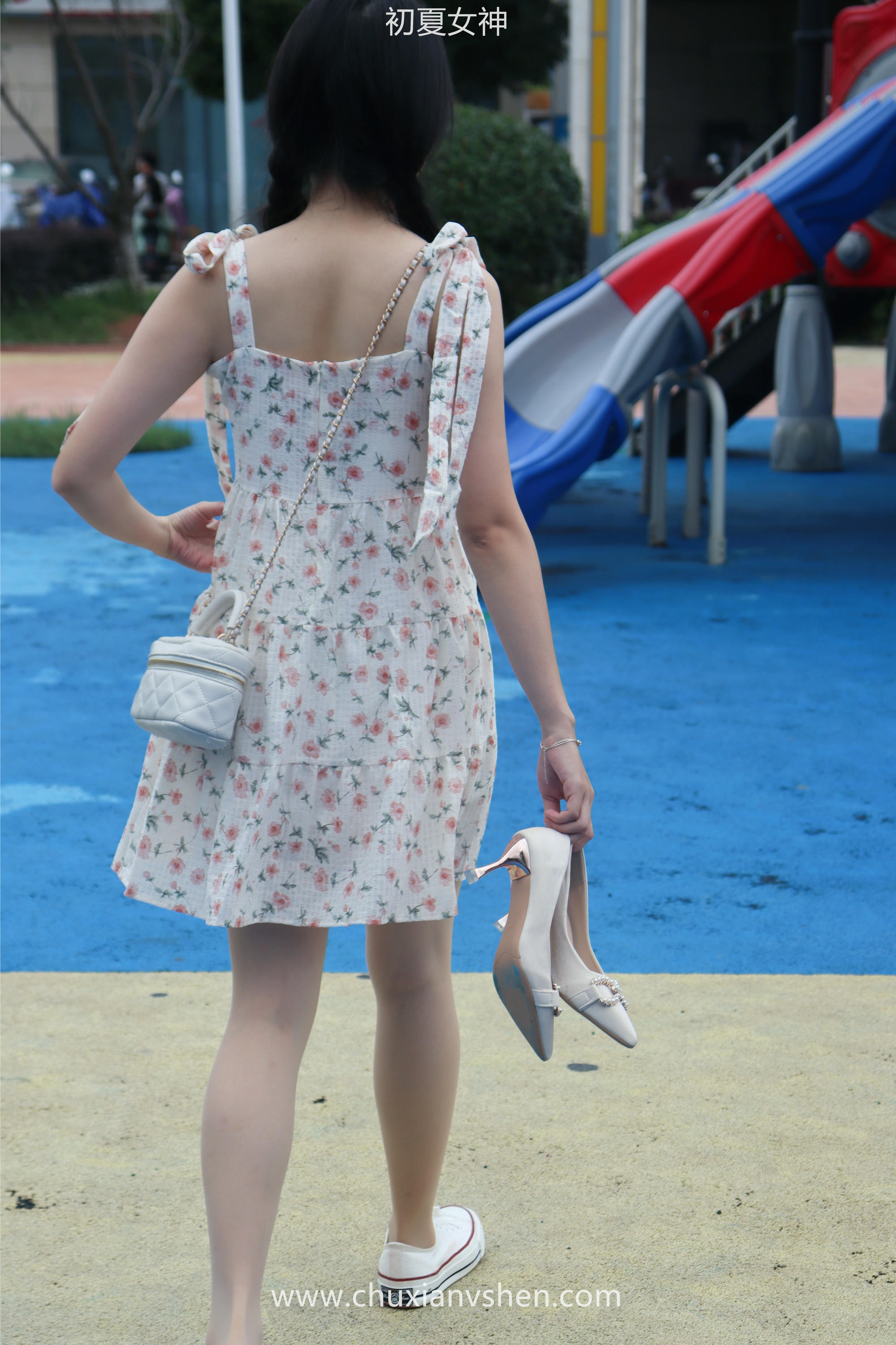 初夏女神 NO.050 双双 公园游玩[221P+1V／7.29GB]_第4集