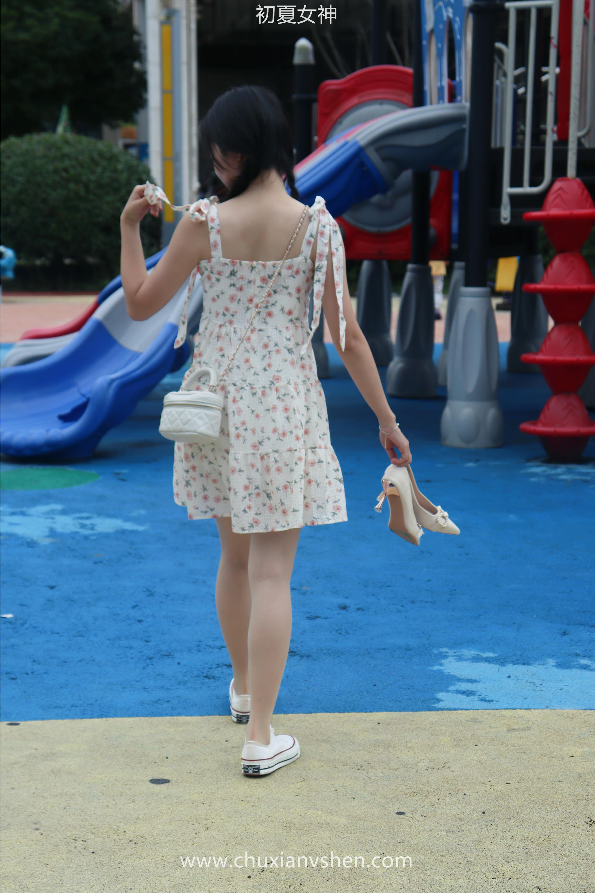 初夏女神 NO.050 双双 公园游玩[221P+1V／7.29GB]_第4集