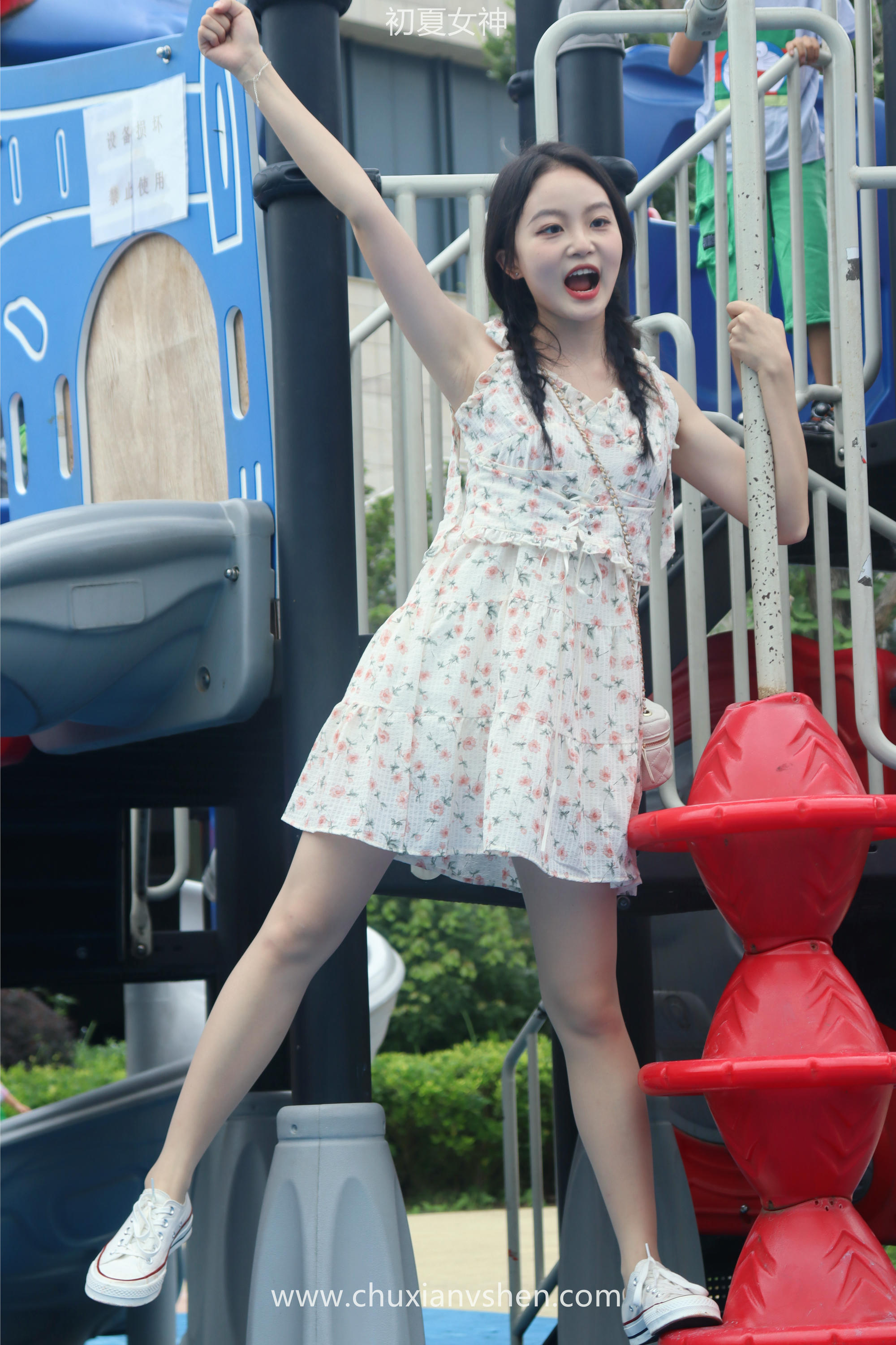 初夏女神 NO.050 双双 公园游玩[221P+1V／7.29GB]_第4集