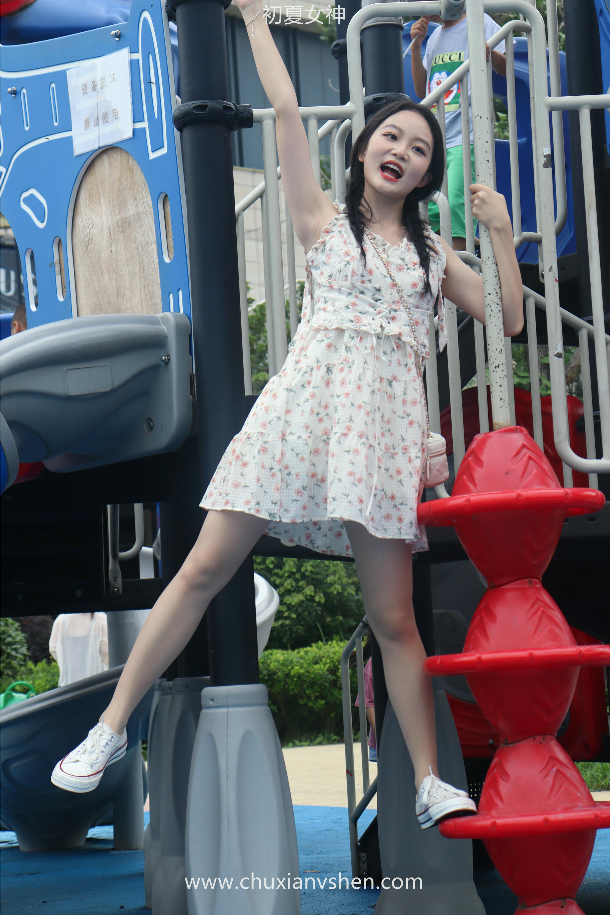 初夏女神 NO.050 双双 公园游玩[221P+1V／7.29GB]_第4集