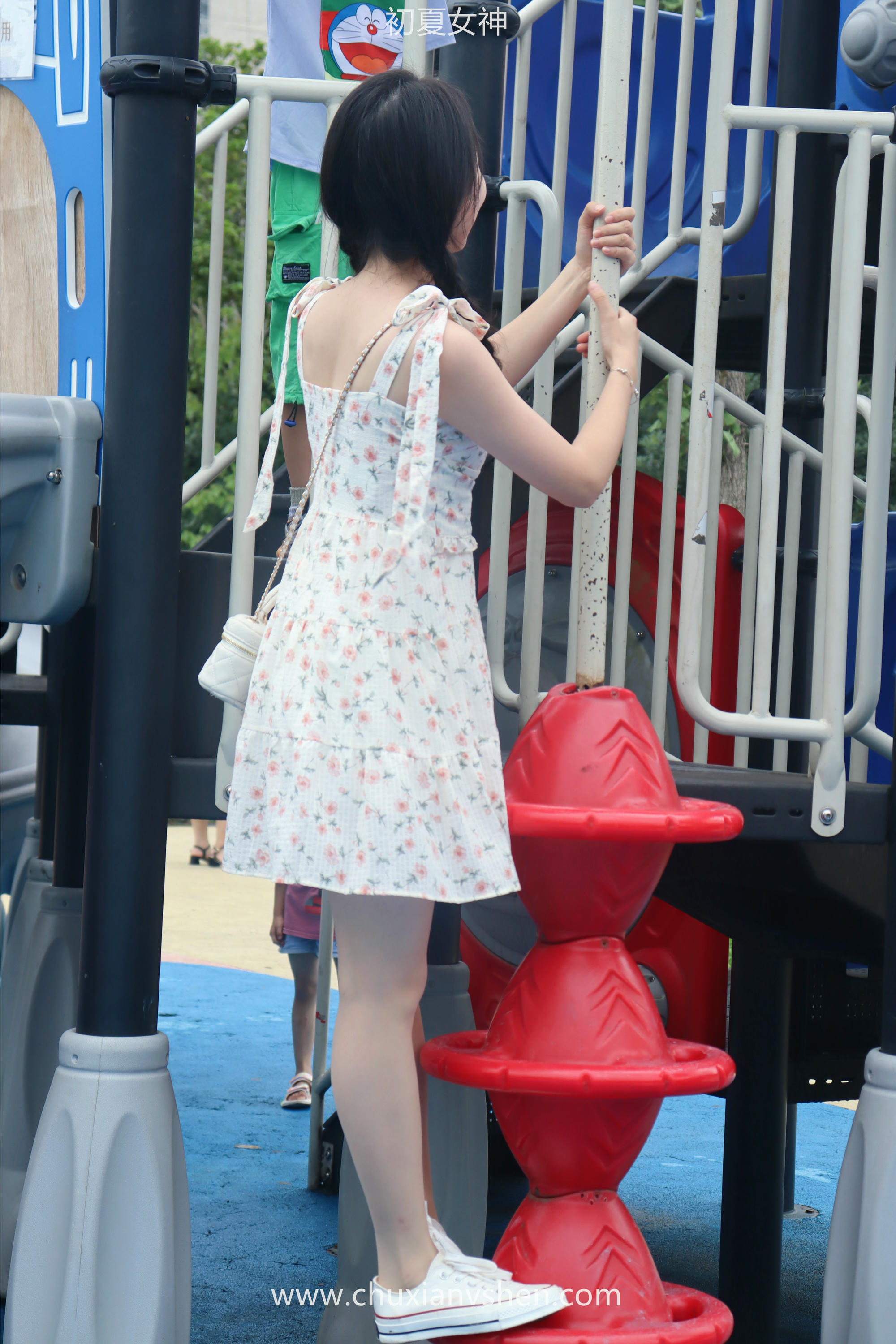 初夏女神 NO.050 双双 公园游玩[221P+1V／7.29GB]_第4集