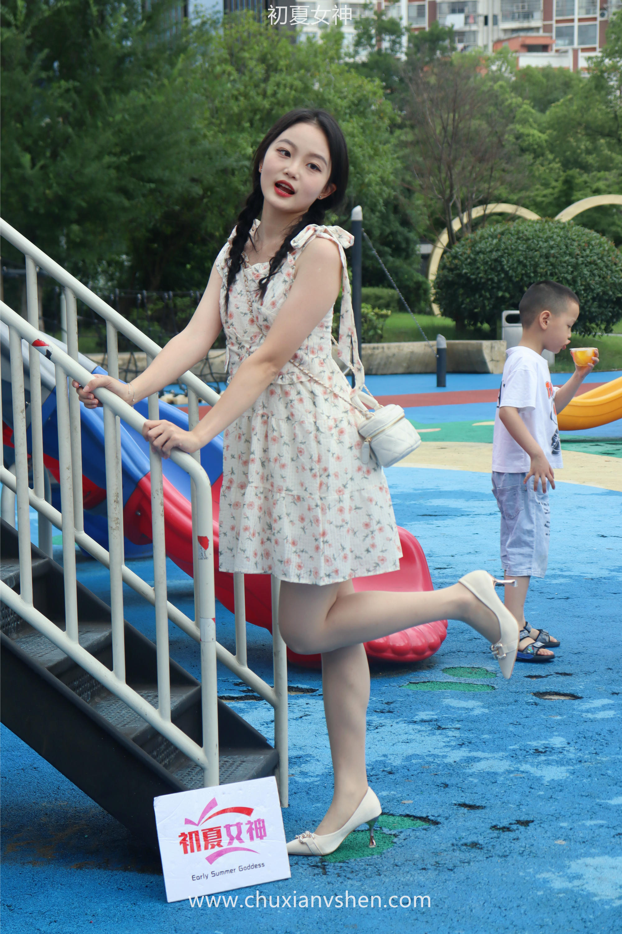 初夏女神 NO.050 双双 公园游玩[221P+1V／7.29GB]_第1集