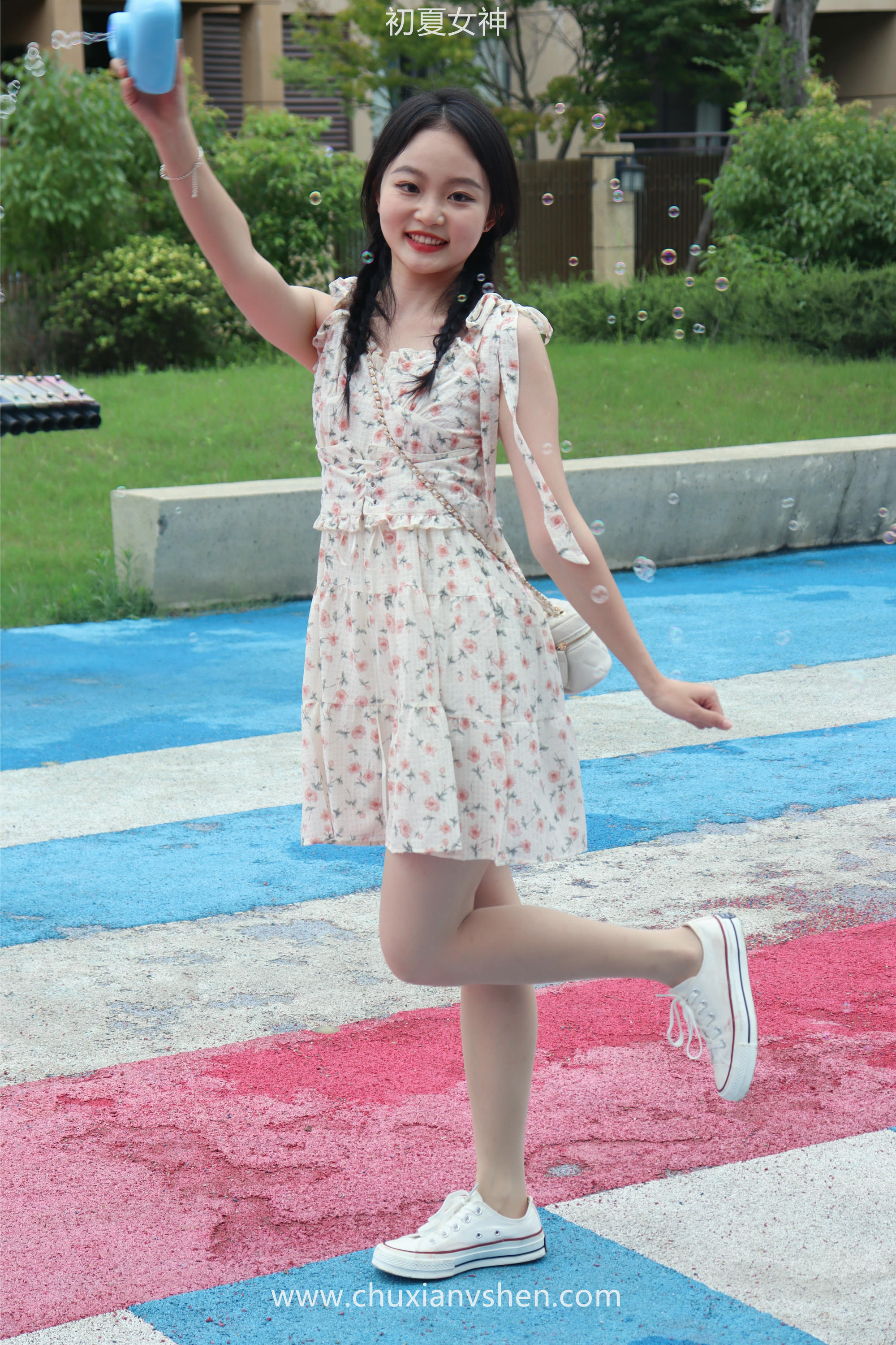 初夏女神 NO.050 双双 公园游玩[221P+1V／7.29GB]_第4集