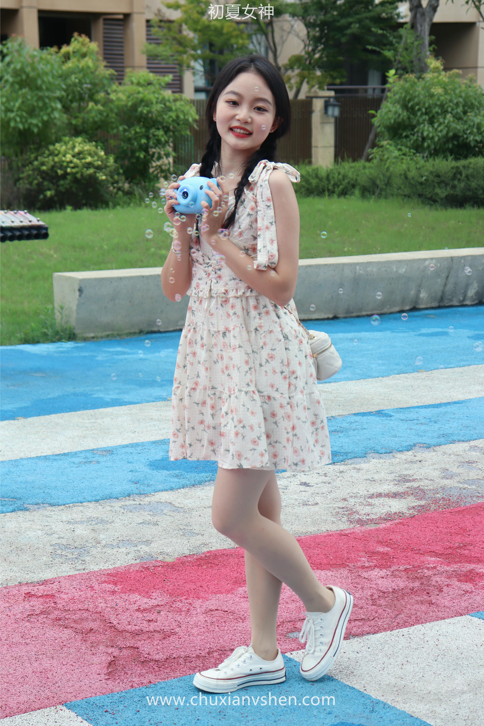 初夏女神 NO.050 双双 公园游玩[221P+1V／7.29GB]_第4集