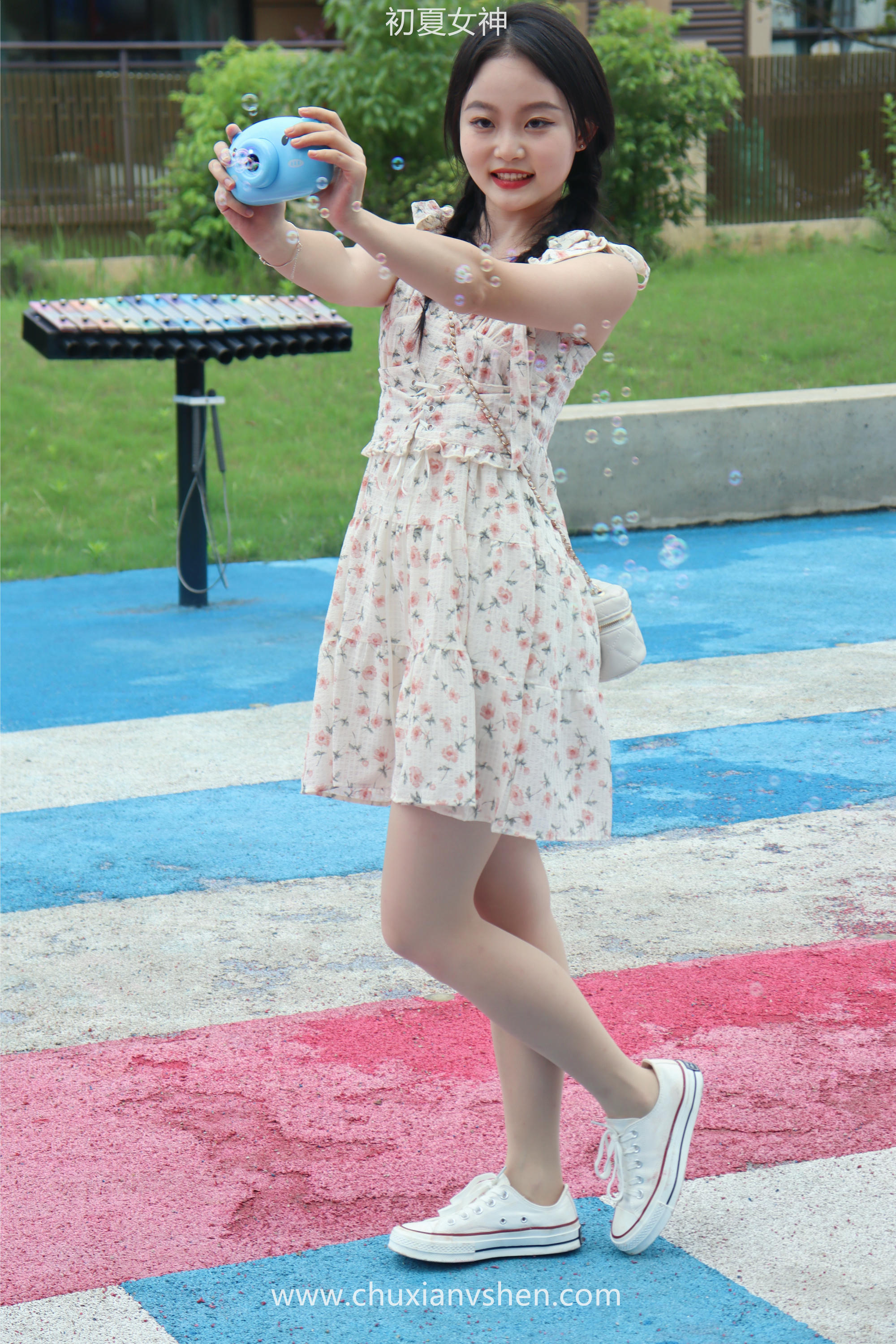 初夏女神 NO.050 双双 公园游玩[221P+1V／7.29GB]_第4集