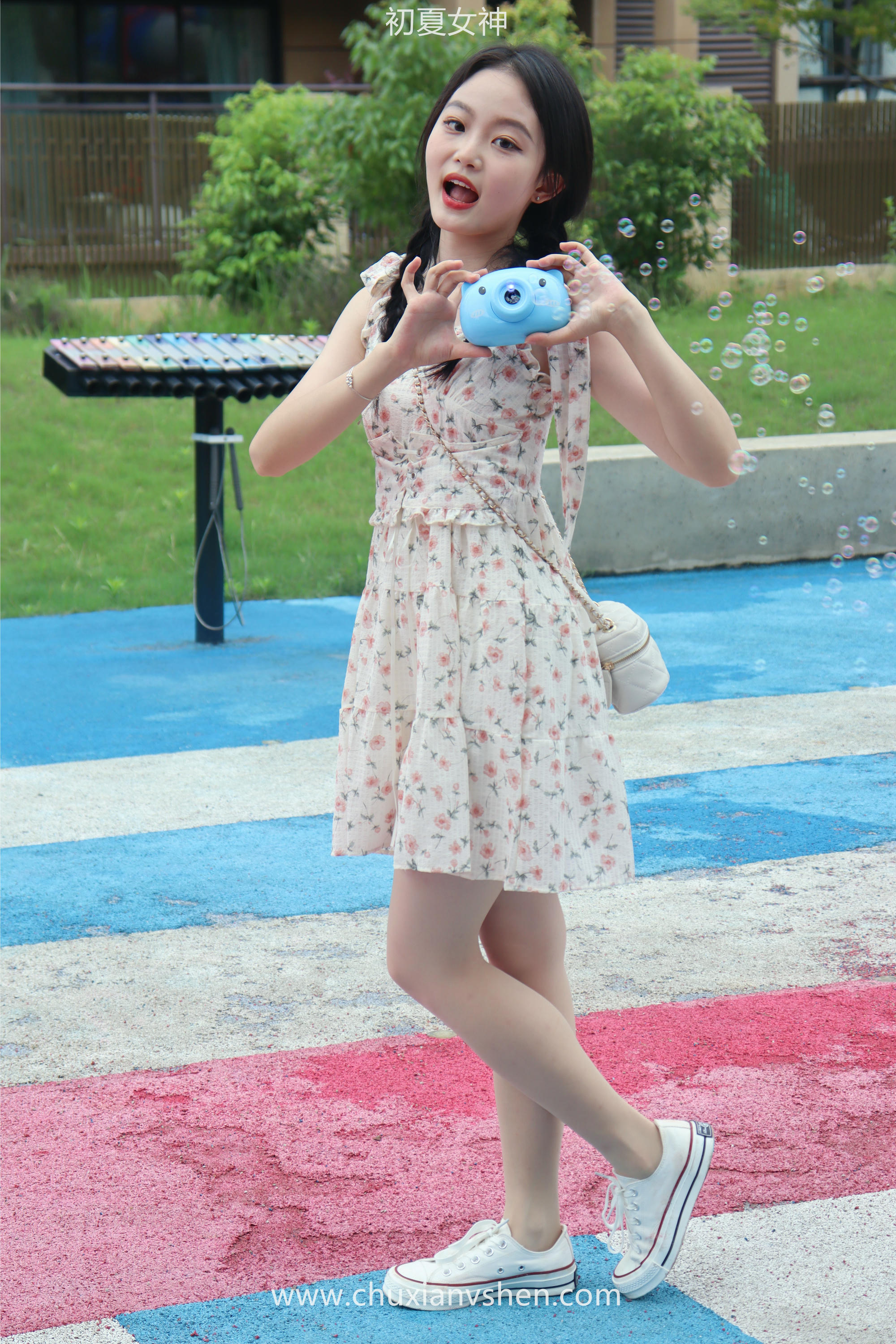 初夏女神 NO.050 双双 公园游玩[221P+1V／7.29GB]_第5集